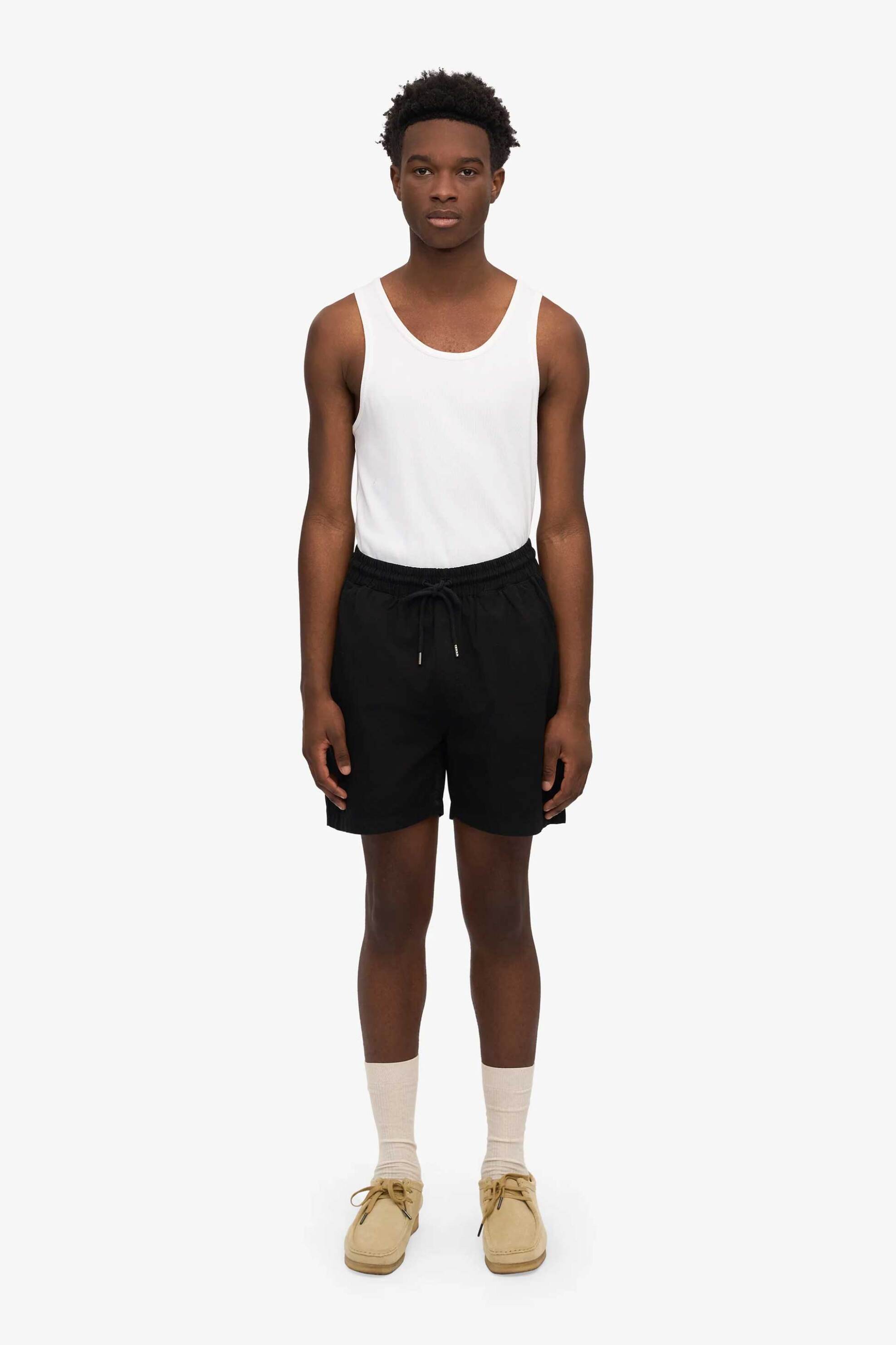 Colorful Standard ανδρική βερμούδα μονόχρωμη με ελαστική μέση Tailored Fit - CS4001 Μαύρο