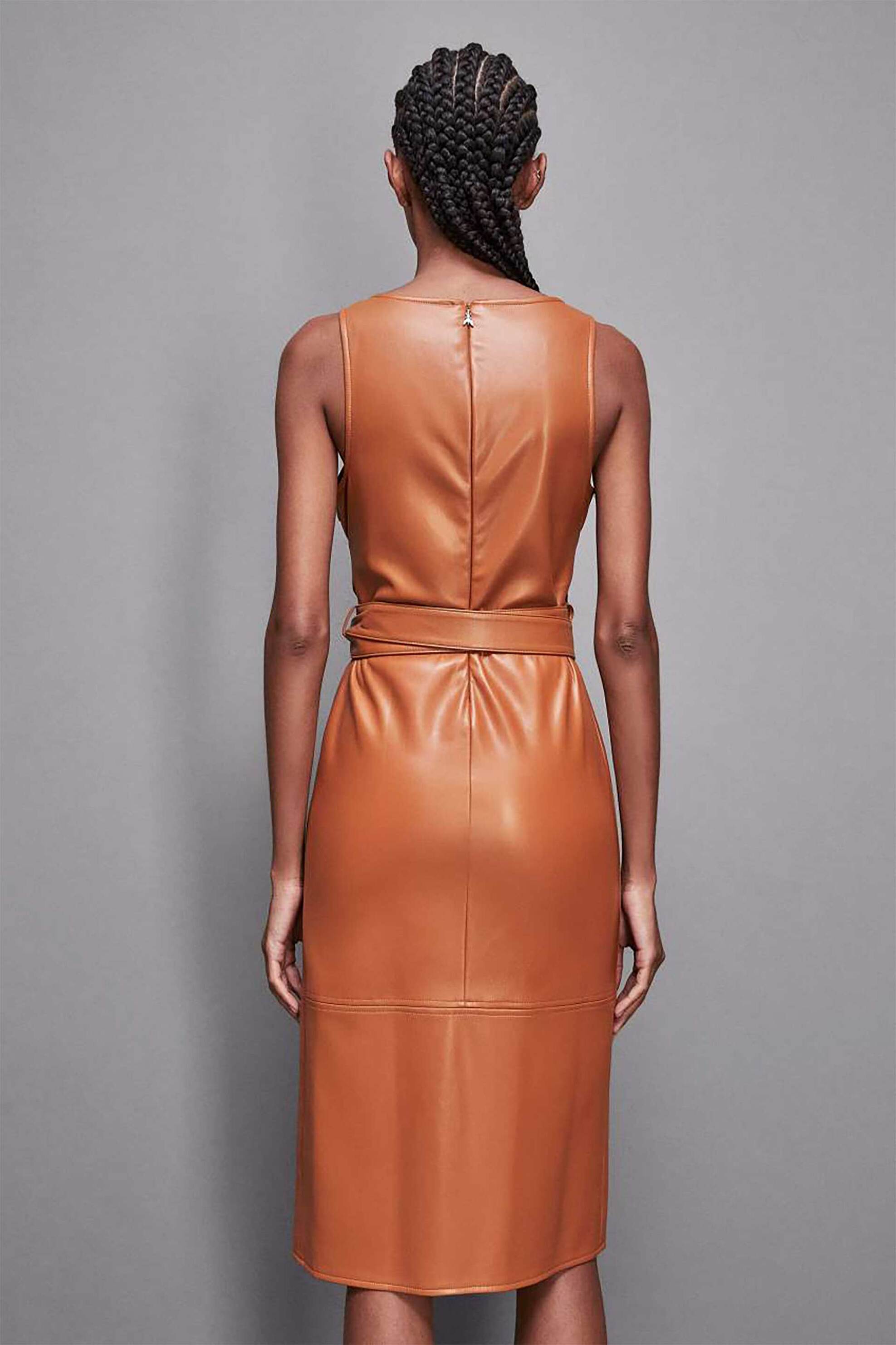 Patrizia Pepe γυναικείο mini αμάνικο φόρεμα με άνοιγμα και ασορτί ζώνη Slim Fit - 2A2851E005 Καφέ φωτογραφία