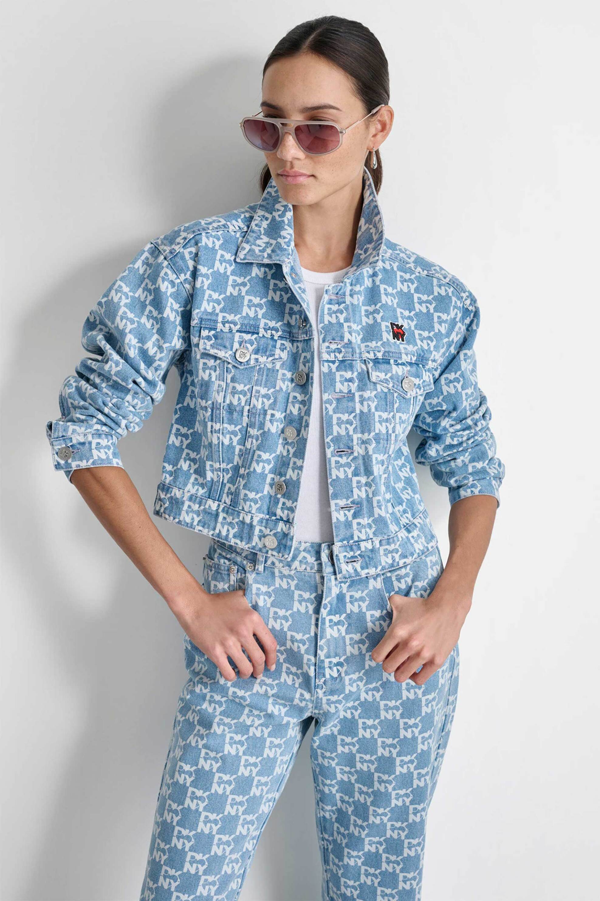 DKNY γυναικείο denim jacket με all-over logo print - D2B4A115 Denim Blue Ανοιχτό