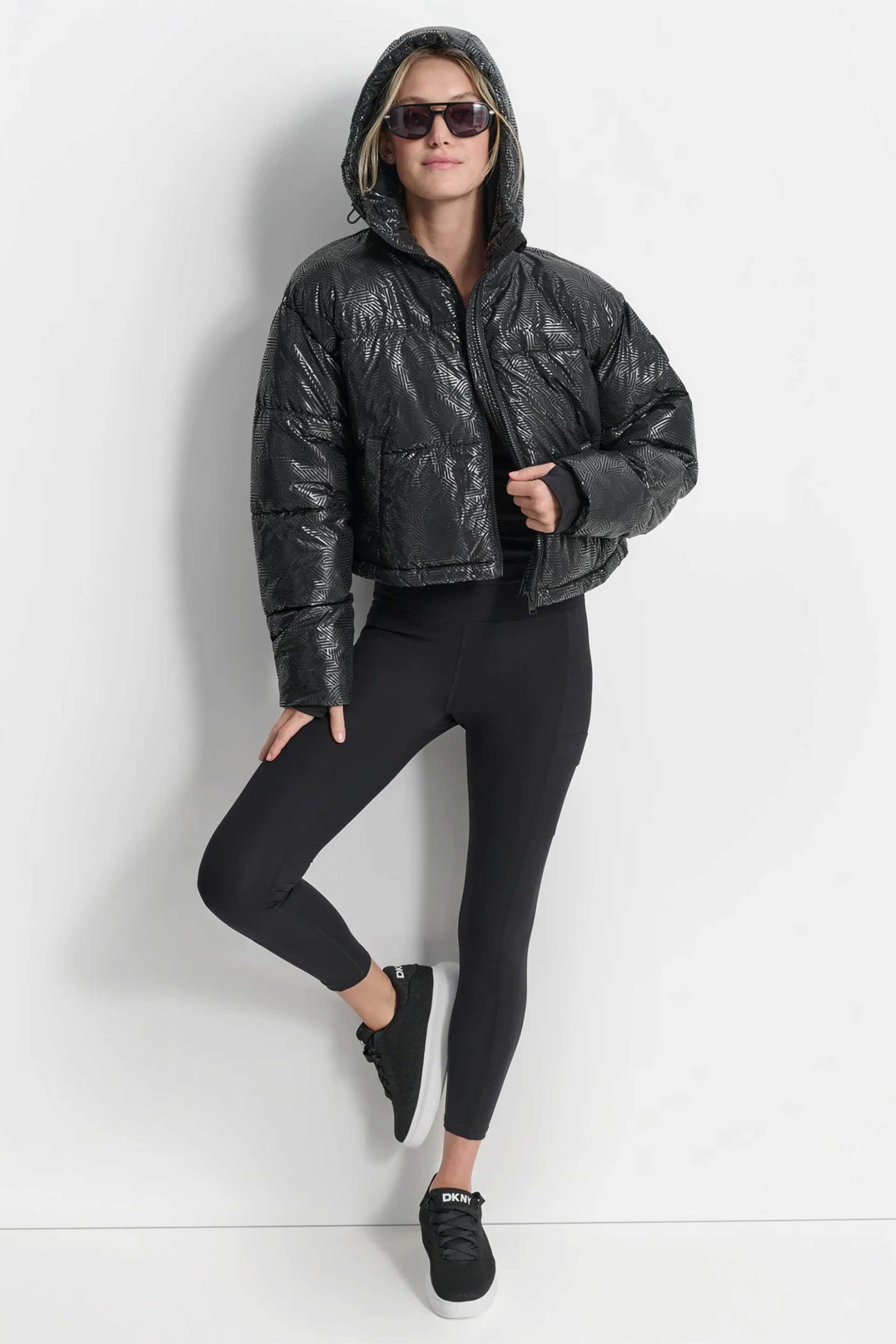 DKNY γυναικείο μπουφάν puffer cropped με κουκούλα και all-over print - DP4J9549 Μαύρο φωτογραφία