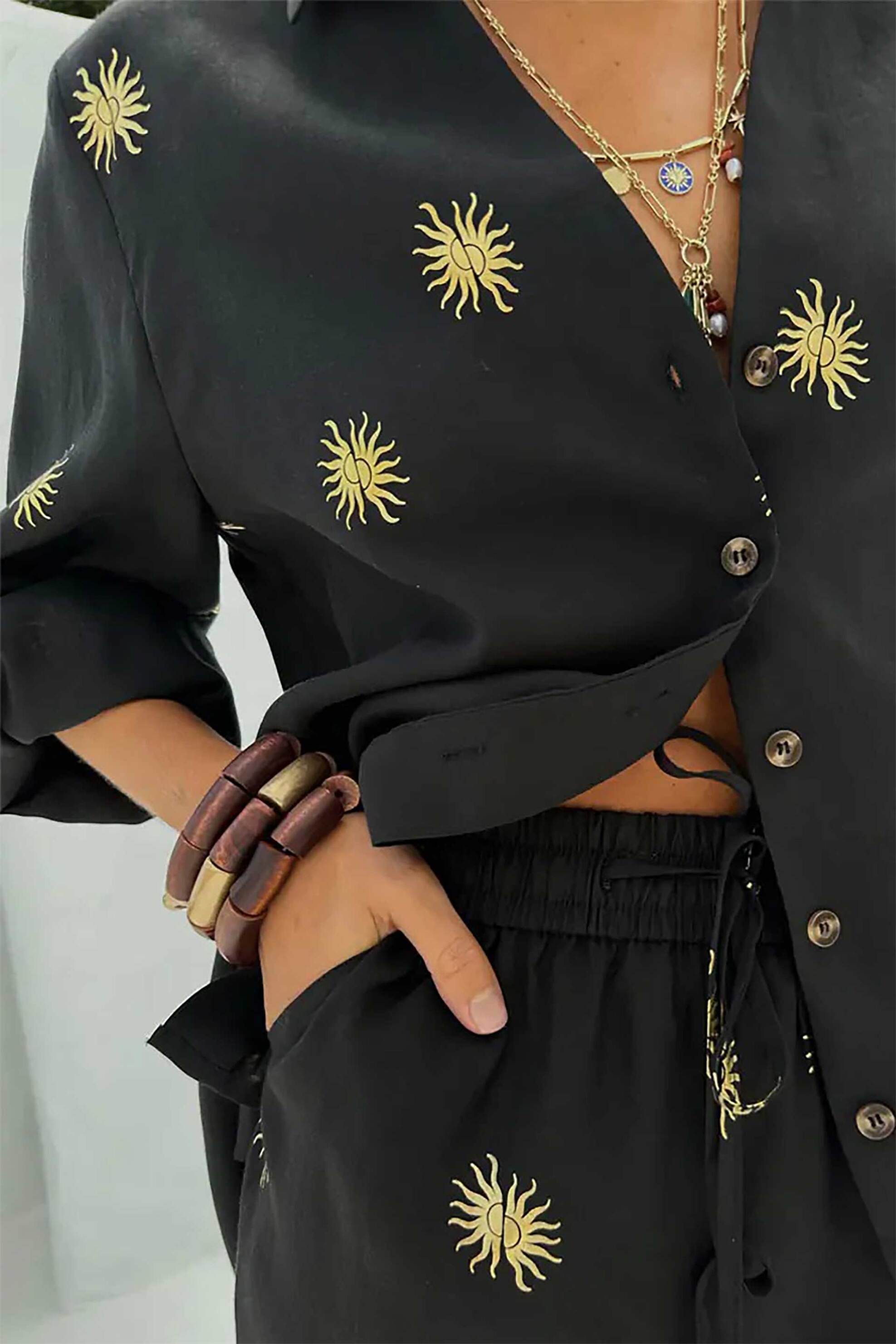 Never Fully Dressed γυναικείο πουκάμισο με gold sun print "Miley" - NFDTO1492BK08 Μαύρο φωτογραφία