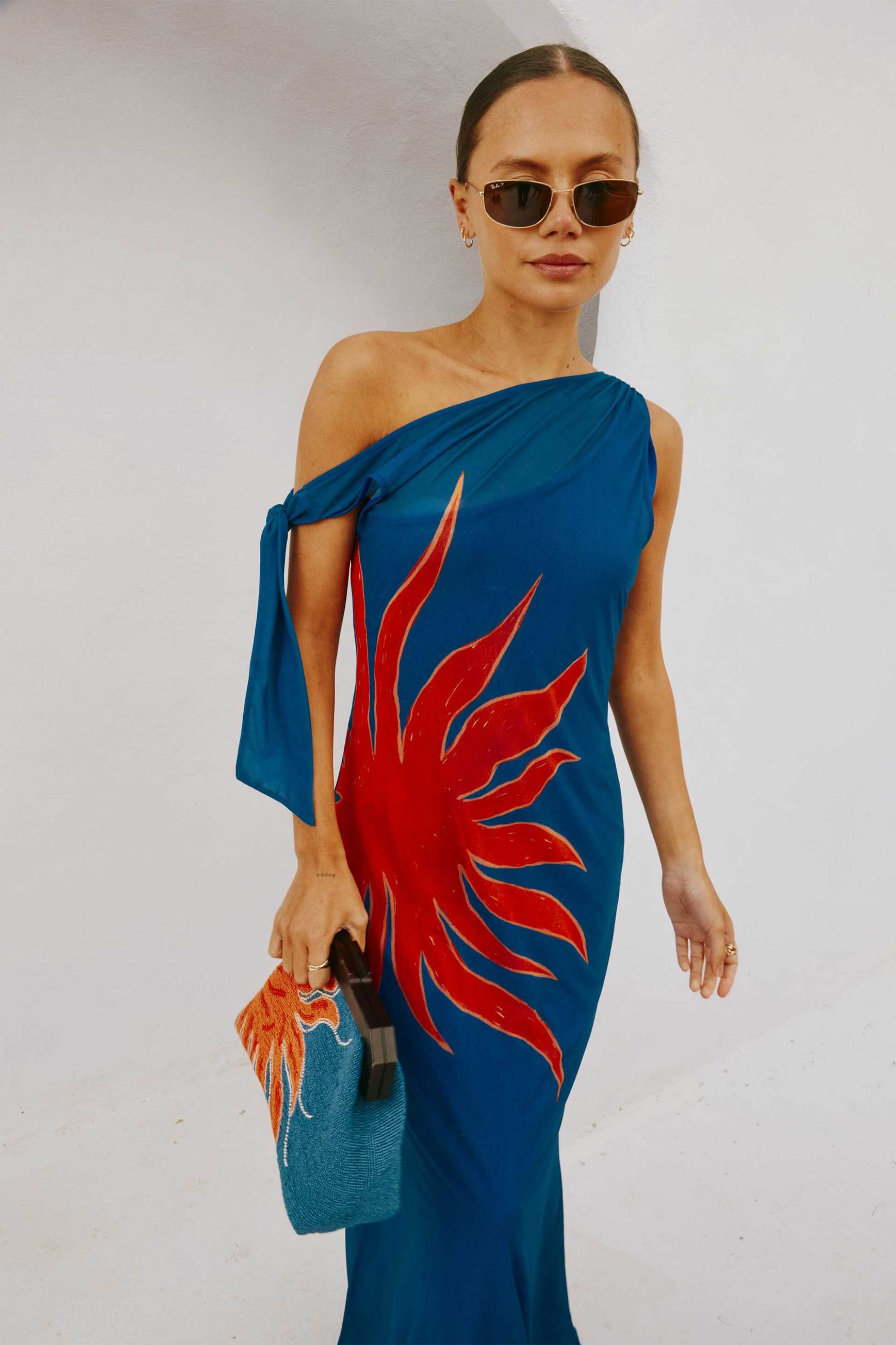 Never Fully Dressed γυναικείο maxi φόρεμα με print και έναν ώμο "Lyla" - NFDDR2012BL06 Μπλε φωτογραφία