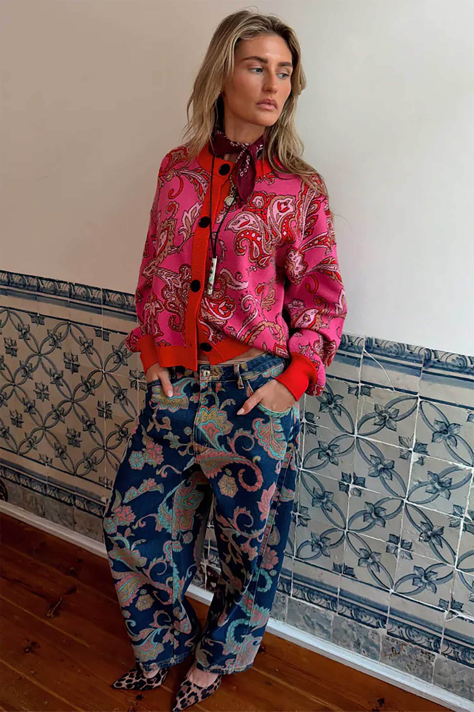 Never Fully Dressed γυναικεία ζακέτα με paisley σχέδιο "Pink Paisley Oslo" - NFDKN801PKLL Φούξια φωτογραφία
