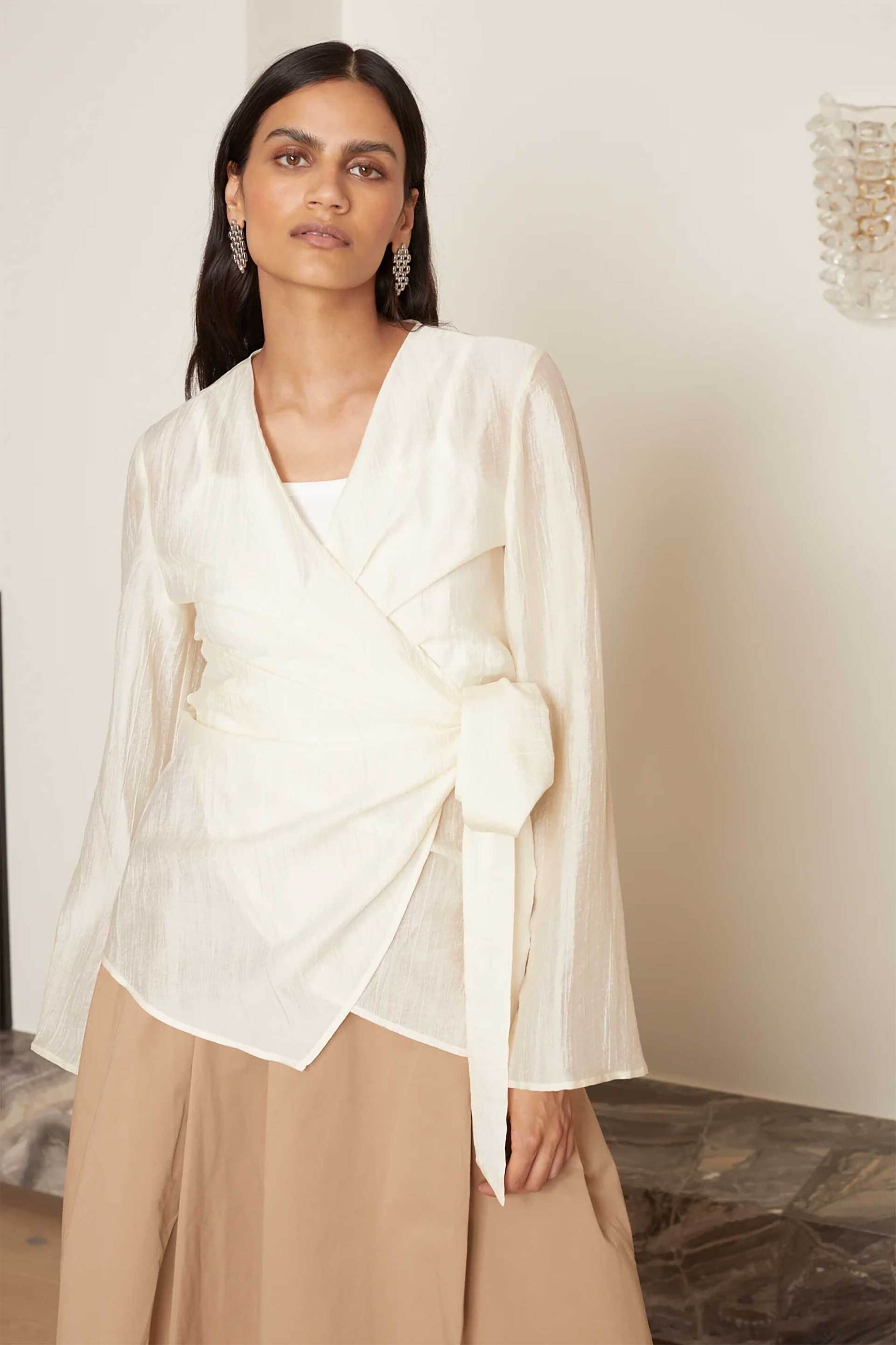 JOVONNA LONDON Jovonna London γυναικεία μπλούζα σε wrap σχέδιο "Rochelle" - ROCHELLE/BLOUSE/SS25 Κρέμ