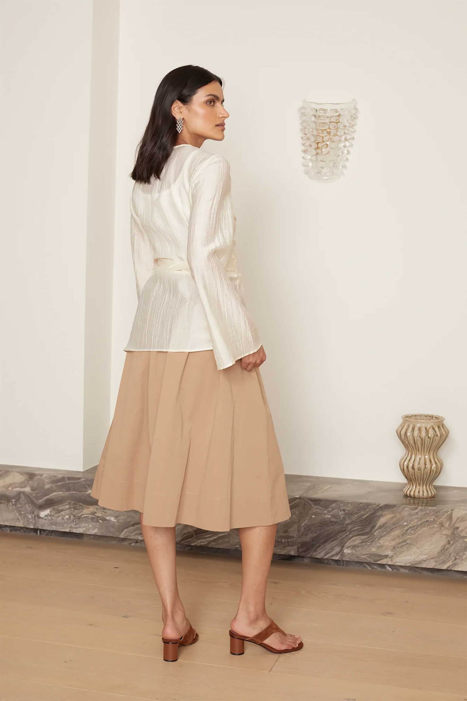 Jovonna London γυναικεία μπλούζα σε wrap σχέδιο "Rochelle" - ROCHELLE/BLOUSE/SS25 Κρέμ φωτογραφία