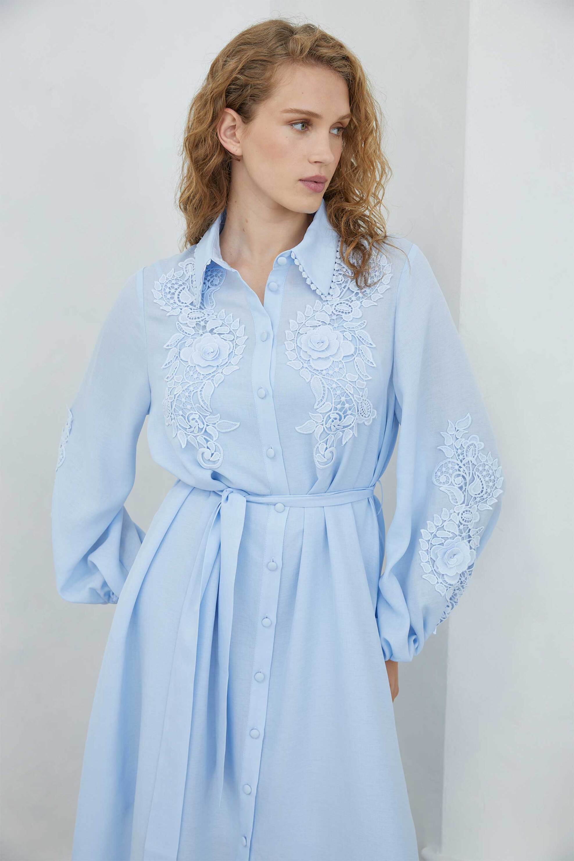 Jovonna London γυναικείο φόρεμα σεμιζιέ με κέντημα "Mossy" - MOSSY/DRESS/SS26 Σιελ φωτογραφία