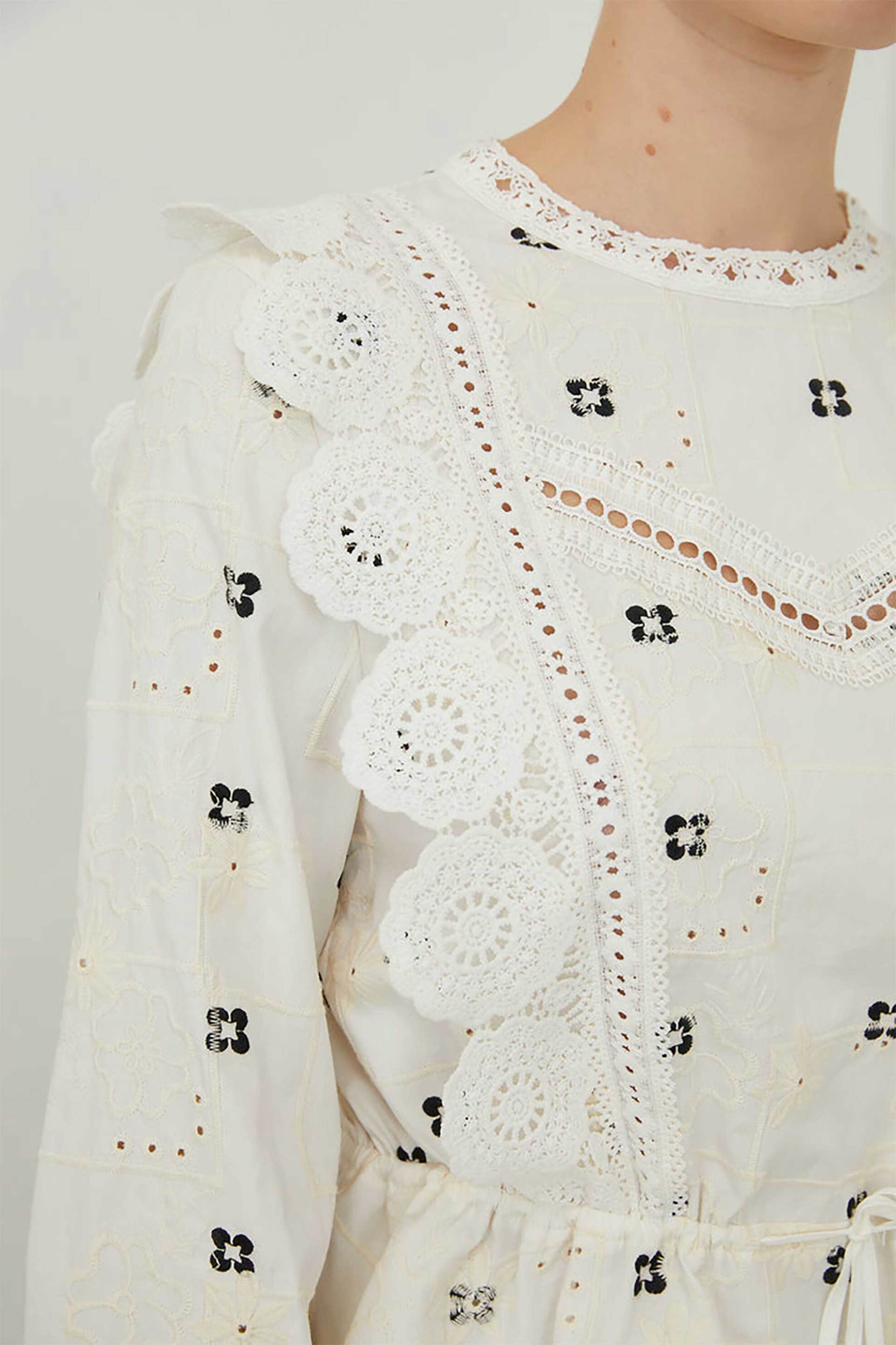 Jovonna London γυναικεία μπλούζα με κέντημα "Roselva" - ROSELVE/BLOUSE/SS26 Λευκό φωτογραφία
