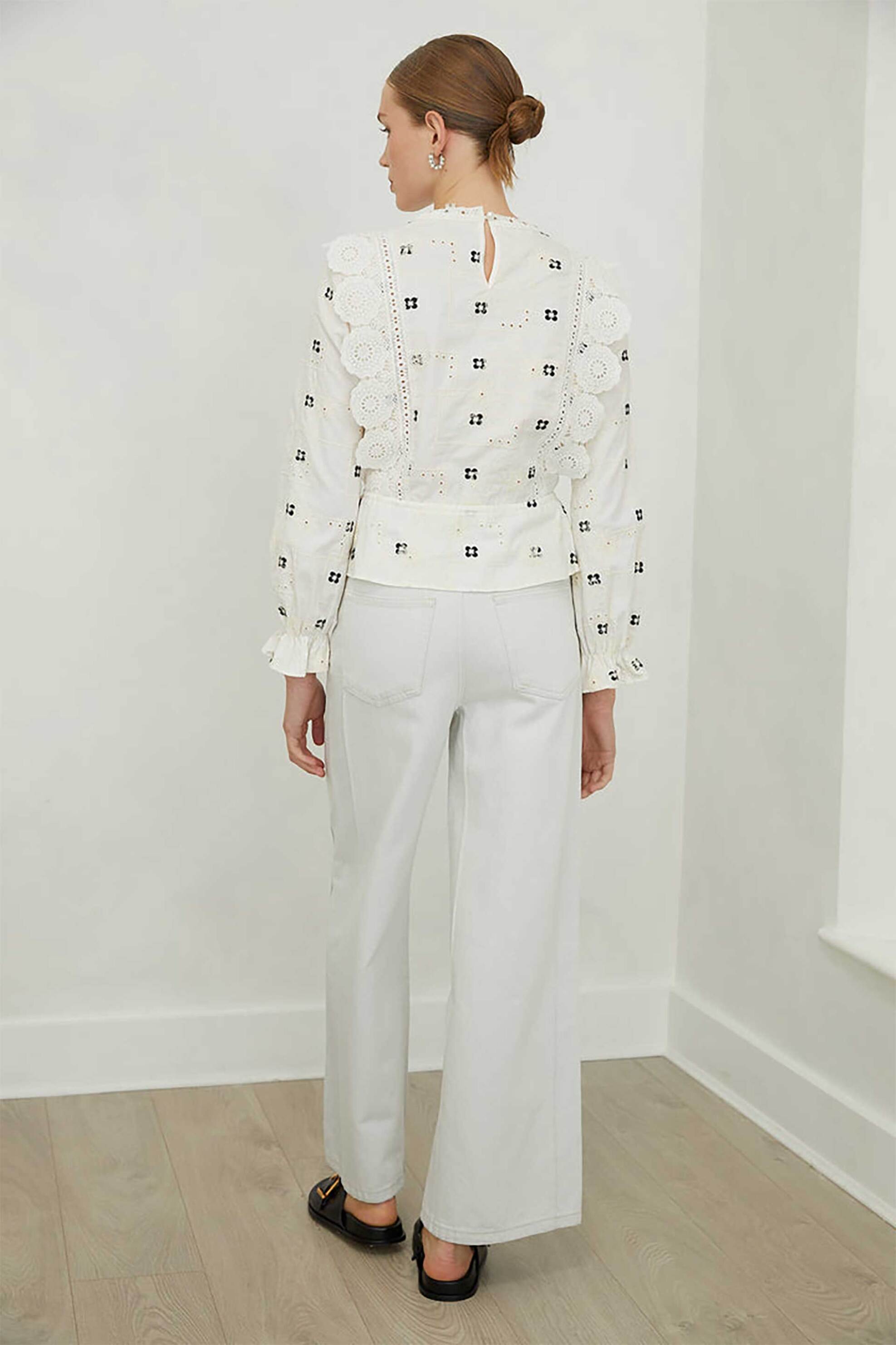 Jovonna London γυναικεία μπλούζα με κέντημα "Roselva" - ROSELVE/BLOUSE/SS26 Λευκό φωτογραφία