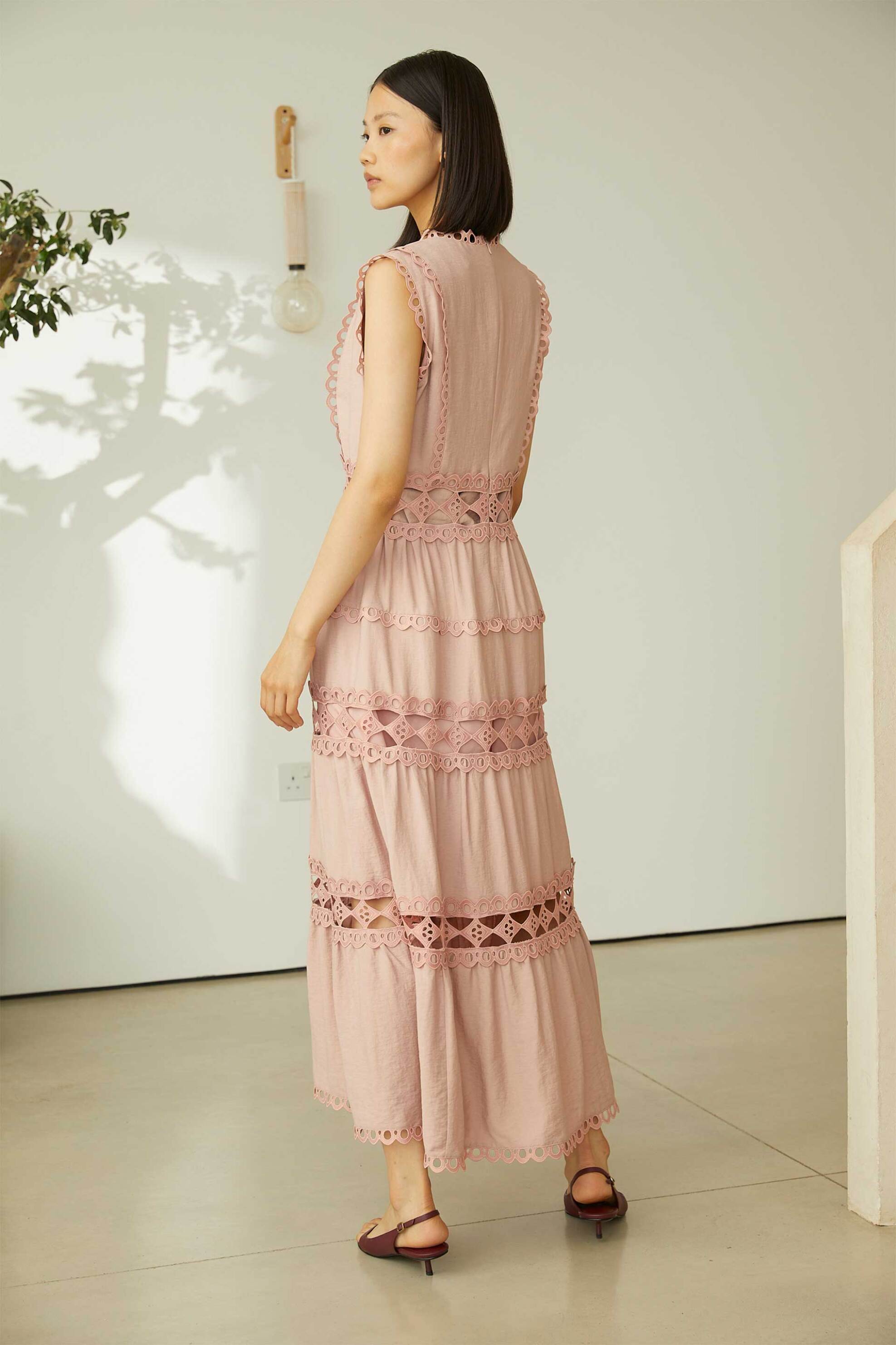 Jovonna London γυναικείο φόρεμα με κέντημα "Evika" - EVIKA/DRESS/SS26 Ροζ φωτογραφία