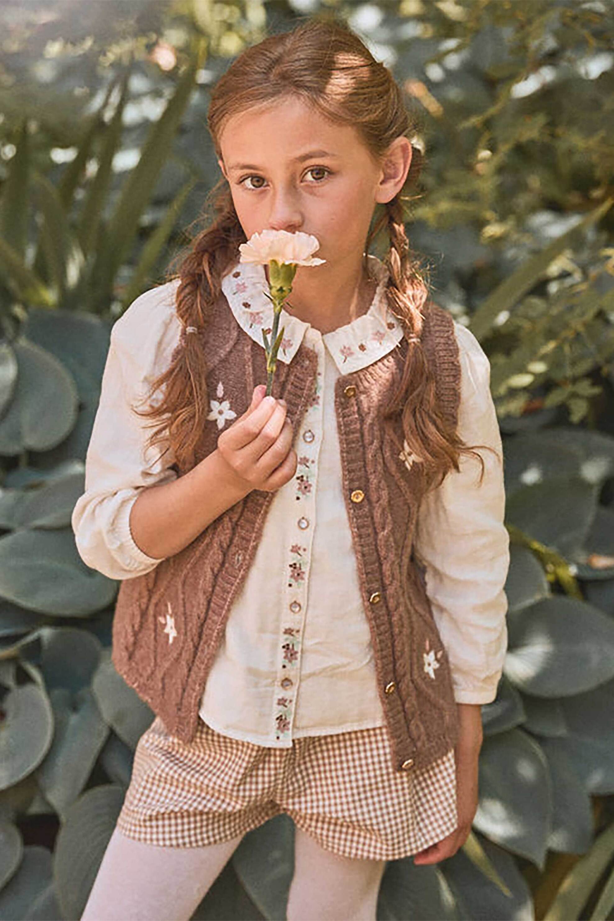 DPAM παιδικό πλεκτό γιλέκο με πλεξούδες και κεντητά λευκά λουλούδια - 365533 Καφέ