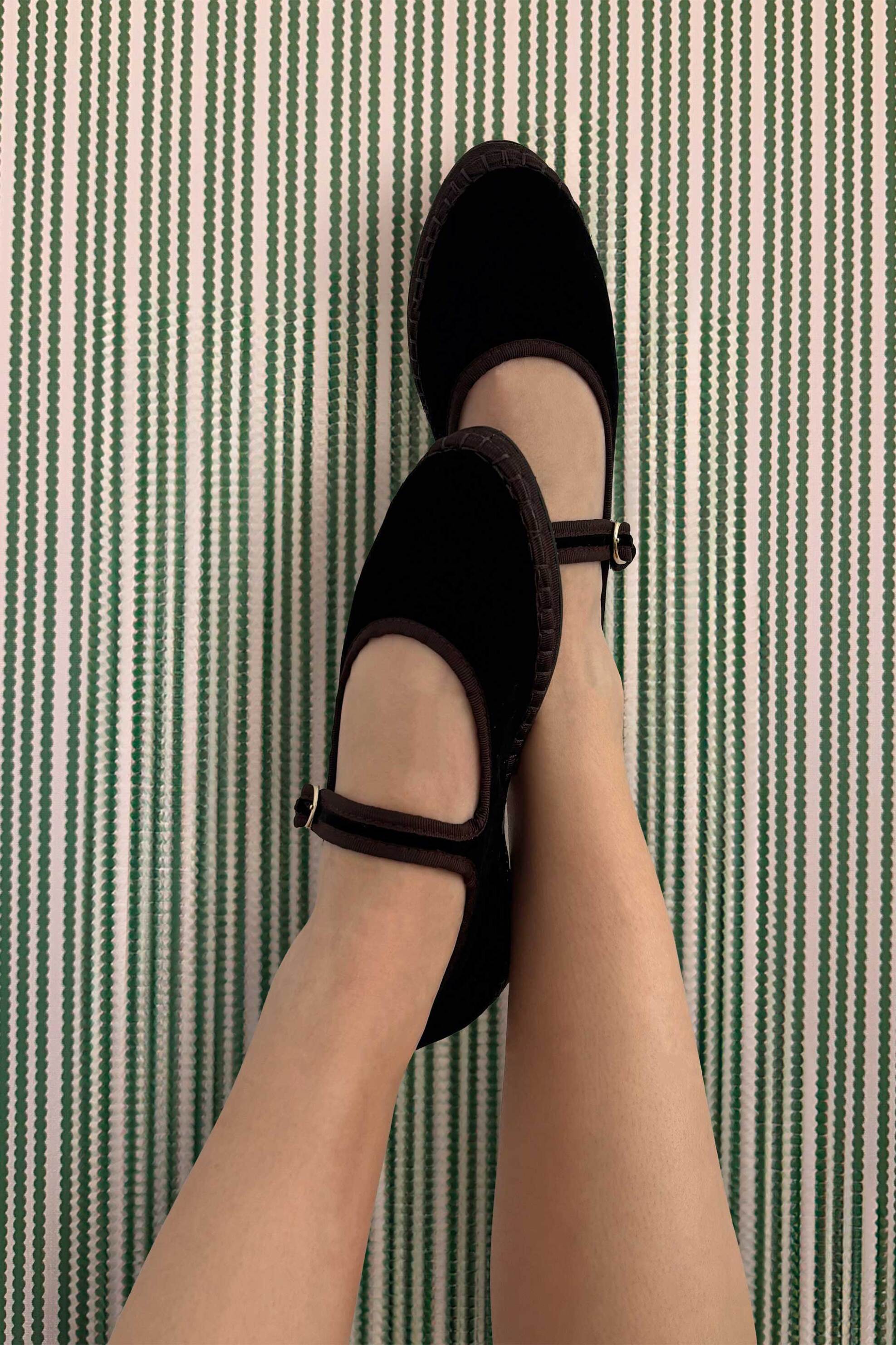 Flabelus γυναικείες μπαλαρίνες με μπαρέτα και βελούδινη υφή "Antonia" - ANTONIA Μαύρο φωτογραφία