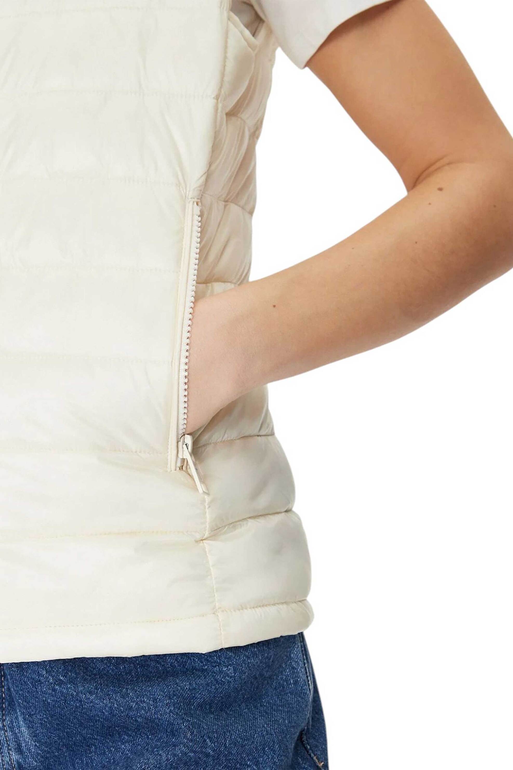 Guess γυναικείο αμάνικο μπουφάν με καπιτονέ σχέδιο και logo patch Relaxed Fit - W5RN55WHAB2 Εκρού φωτογραφία