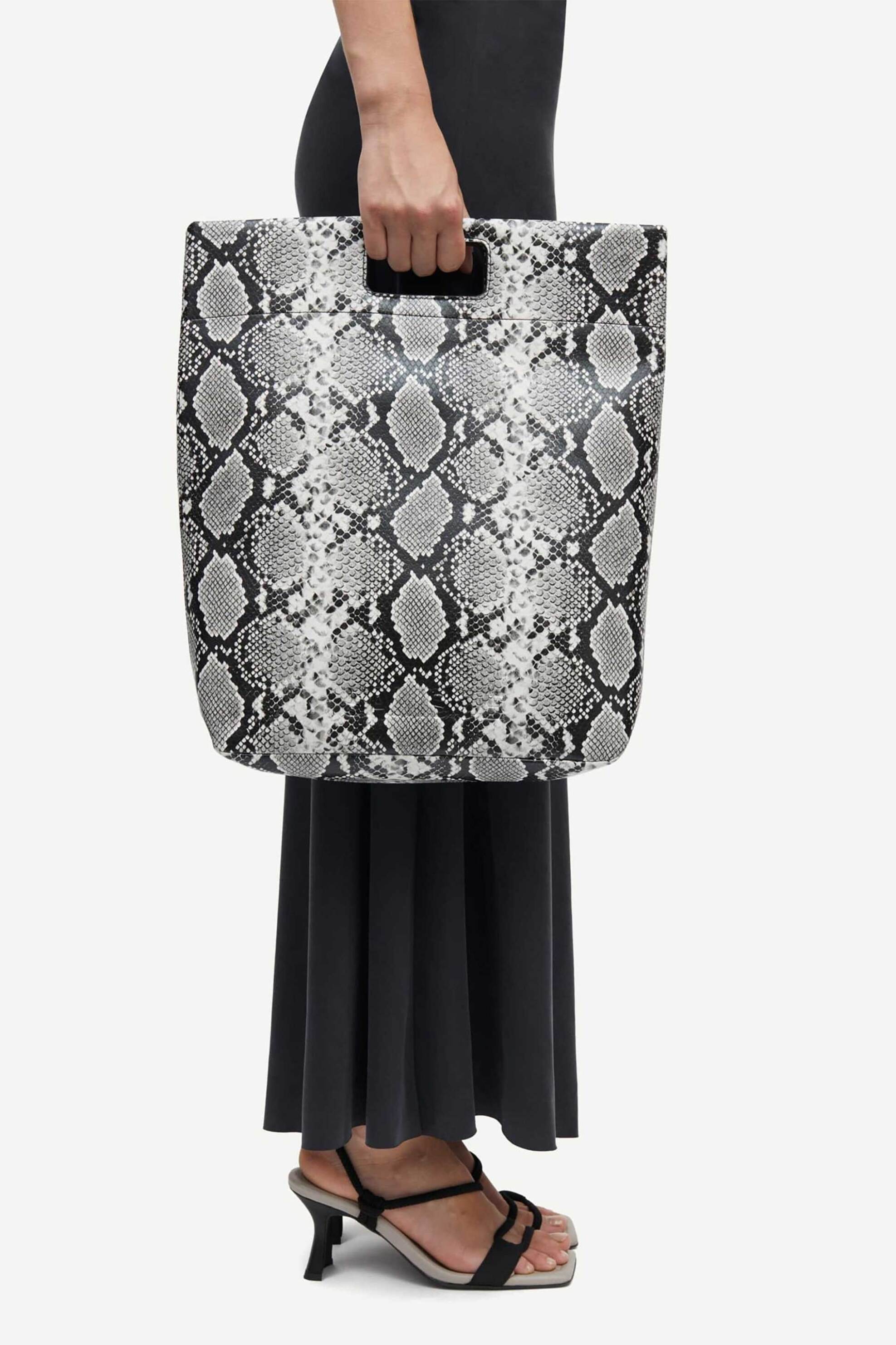 Samsøe Samsøe γυναικεία τσάντα χειρός tote με animal print "Sajeanne" - F25200148 Ασπρόμαυρο φωτογραφία