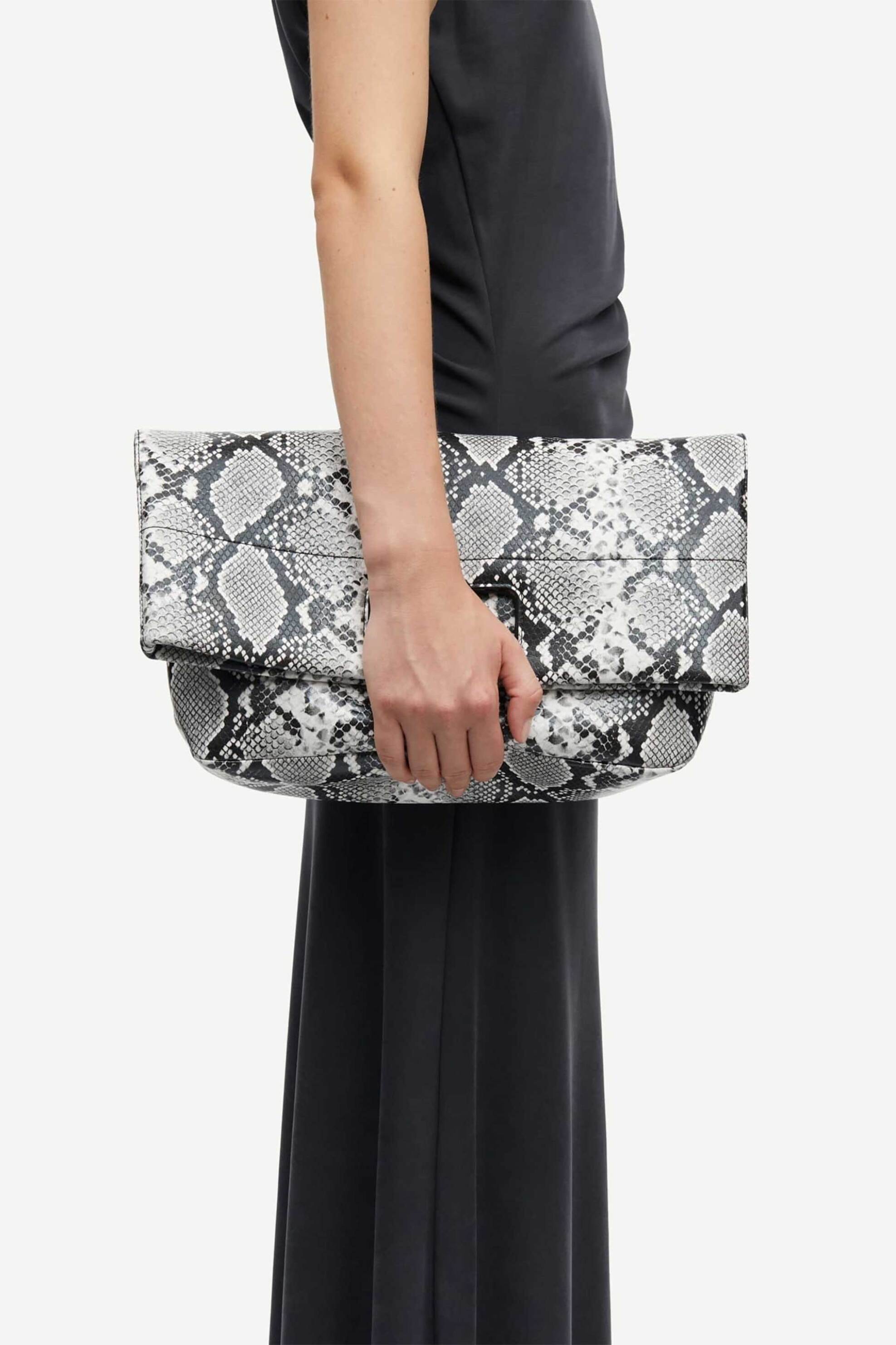 Samsøe Samsøe γυναικεία τσάντα χειρός tote με animal print "Sajeanne" - F25200148 Ασπρόμαυρο φωτογραφία