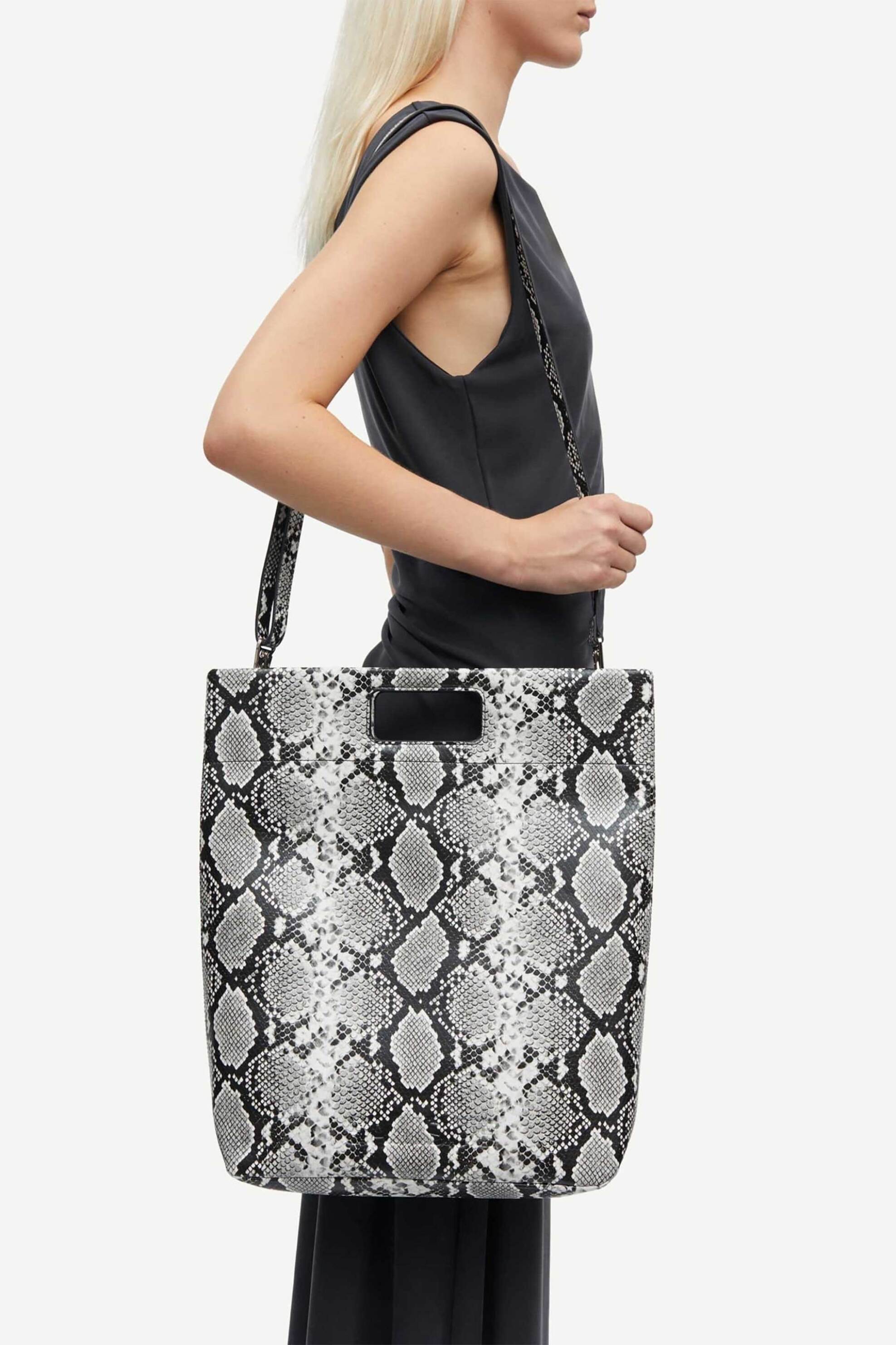Samsøe Samsøe γυναικεία τσάντα χειρός tote με animal print "Sajeanne" - F25200148 Ασπρόμαυρο φωτογραφία