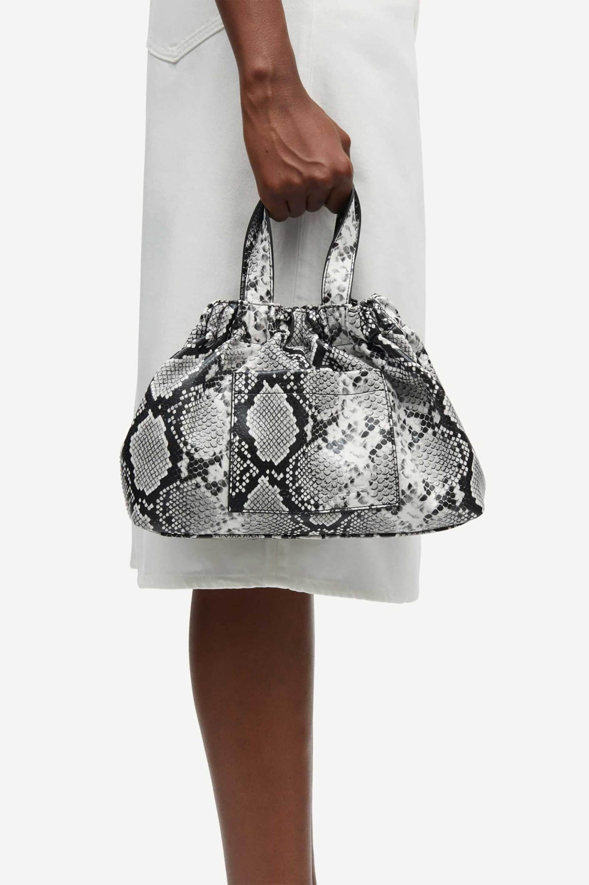 Samsøe Samsøe γυναικεία mini τσάντα ώμου με animal print "Saemmi" - F25200161 Ασπρόμαυρο φωτογραφία