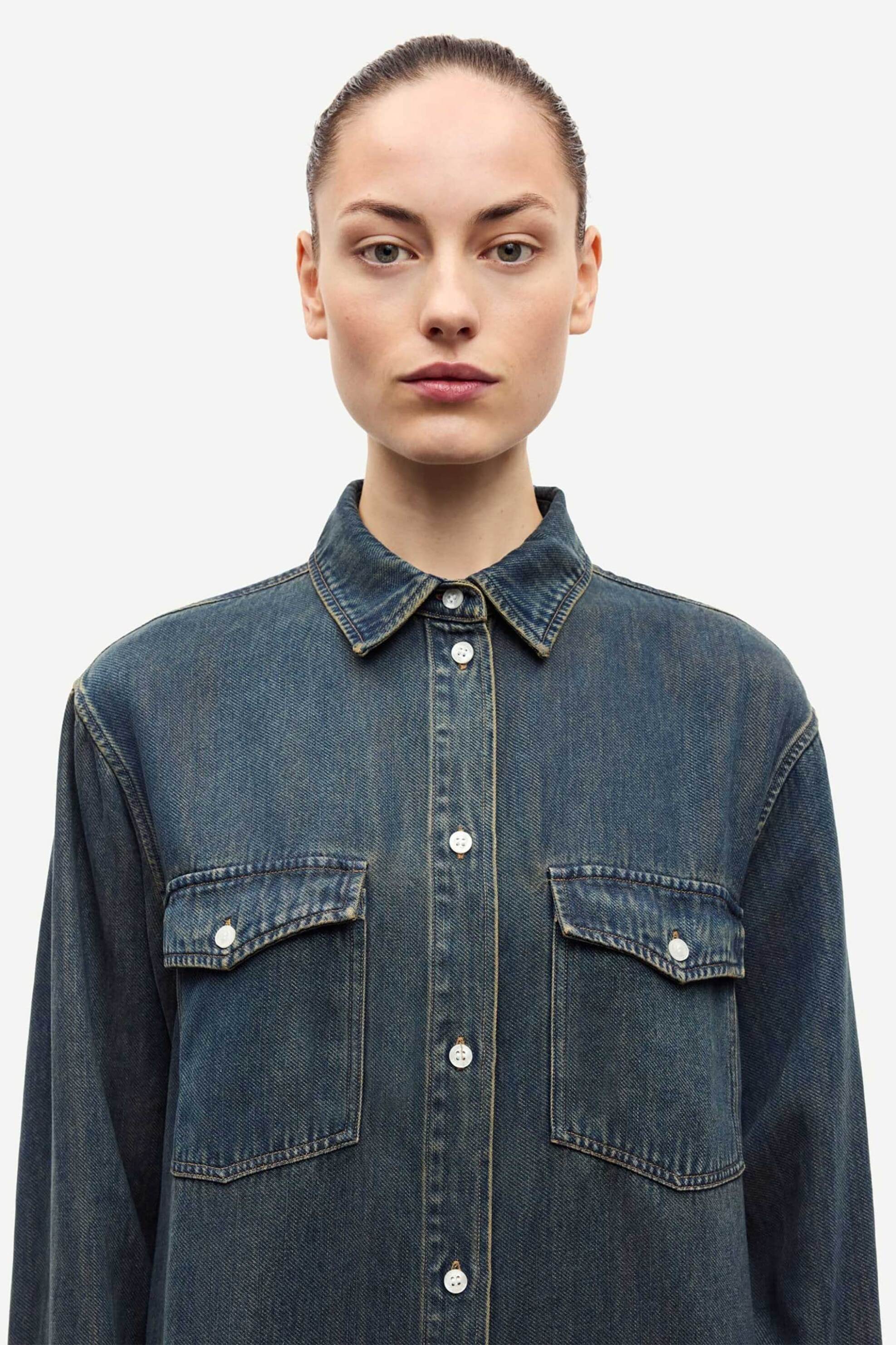 Samsøe Samsøe γυναικείο denim πουκάμισο με flap τσέπες Regular Fit "Sabex" - F25300060 Denim Blue Σκούρο φωτογραφία