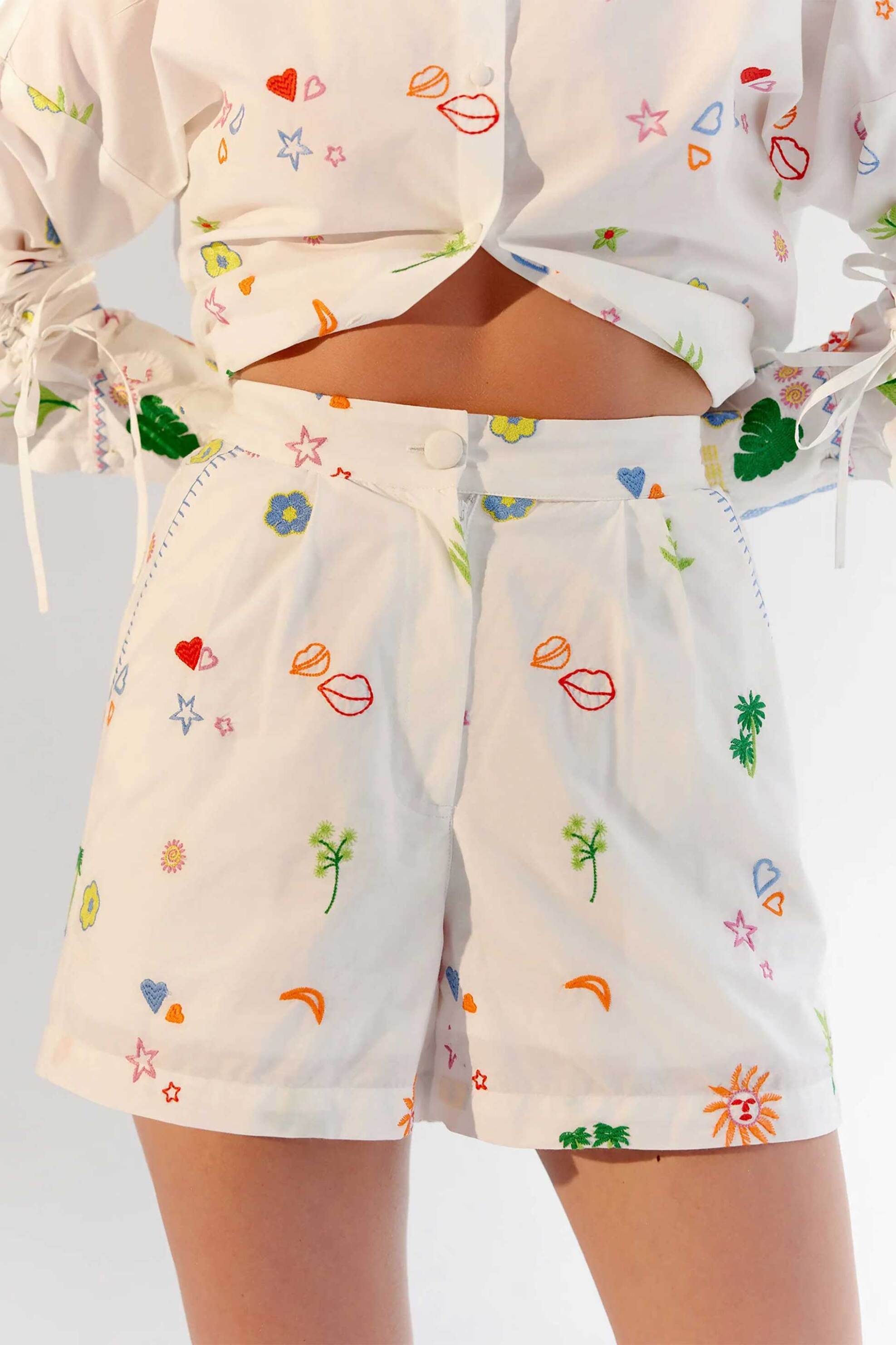 Noib γυναικείο σορτς με all-over print "Mia" - Mia Shorts/SS25-2 Λευκό φωτογραφία