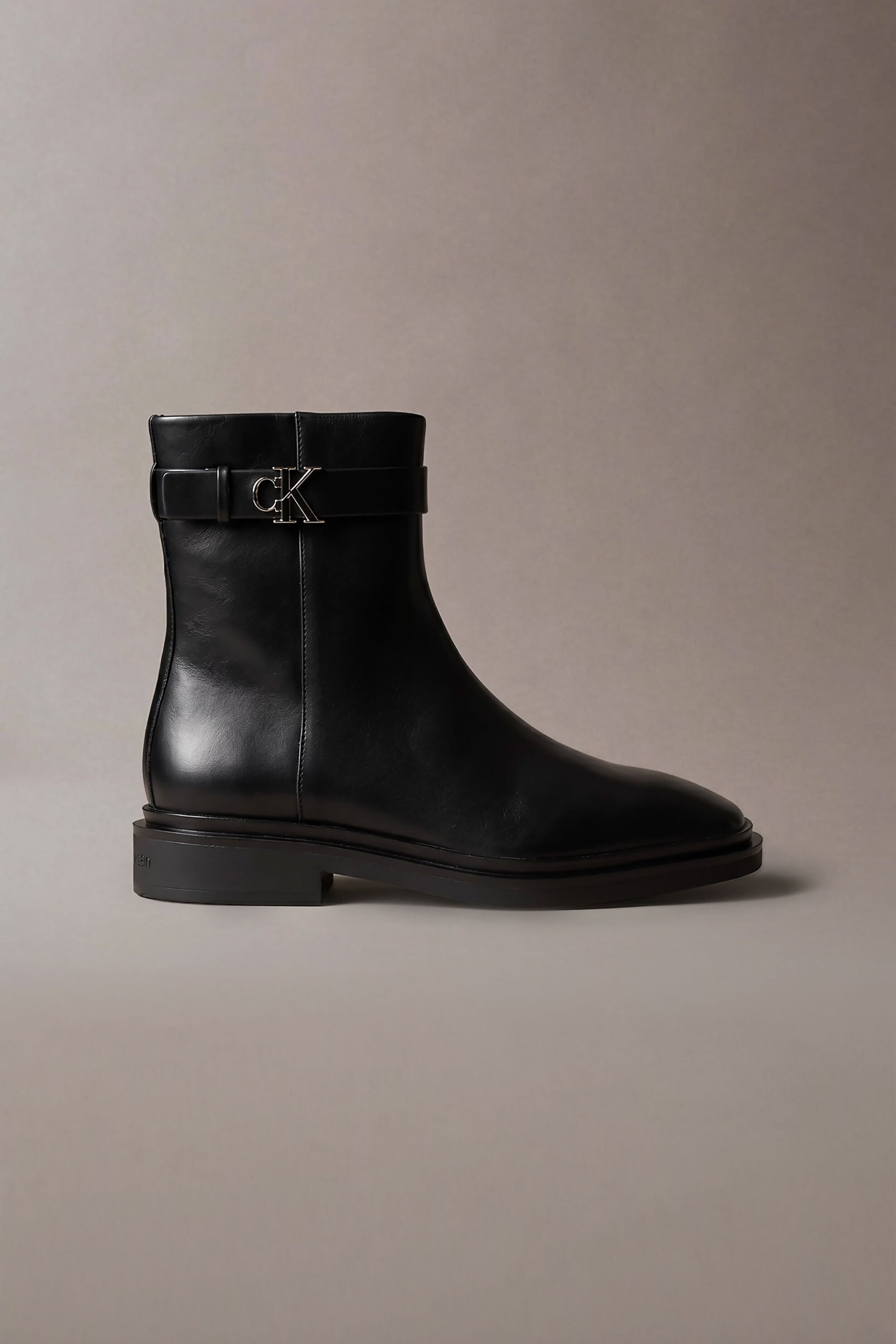 Calvin Klein Jeans γυναικεία δερμάτινα μποτάκια με μεταλλικό monogram - HW0HW03186 Μαύρο