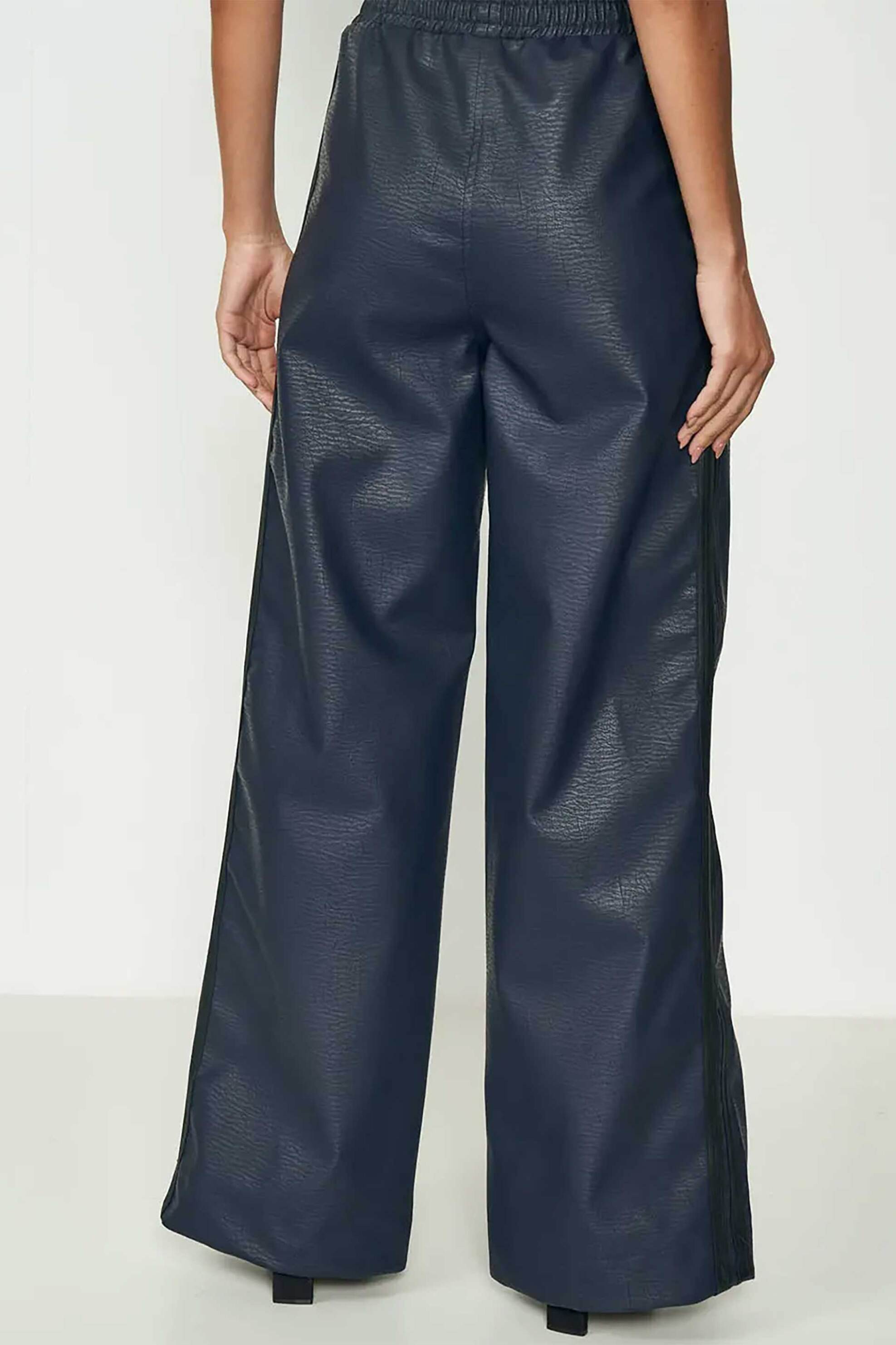 Colcci γυναικείο παντελόνι φόρμας με δερμάτινη όψη και contrast ρίγες "Sporty Elegance" - 20190136 Σκούρο Μπλε φωτογραφία