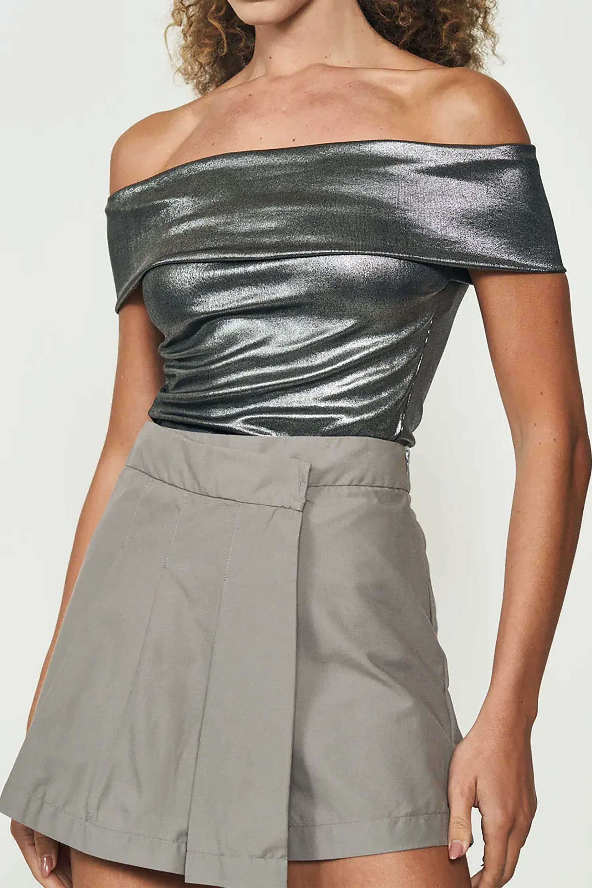 COLCCI Colcci γυναικείο τοπ με carmen λαιμόκοψη και μεταλλιζέ όψη - 360118324 Ασημί