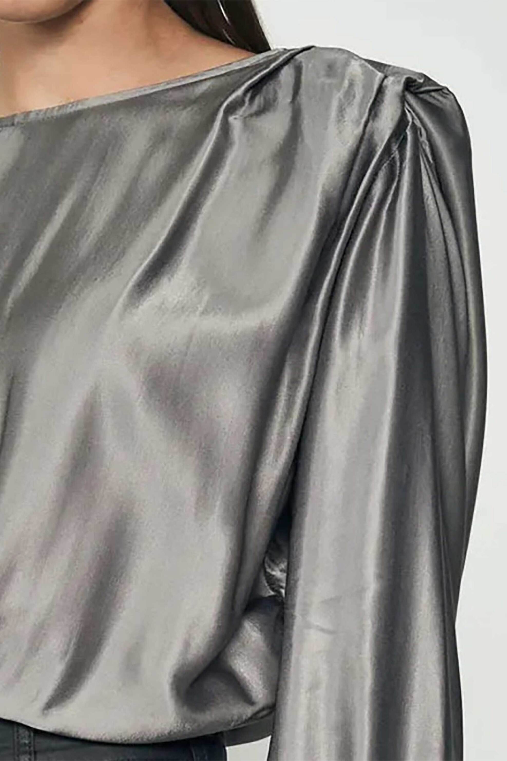 Colcci γυναικεία μπλούζα με boat λαιμόκοψη και μεταλλιζέ όψη - 360118350 Ασημί φωτογραφία