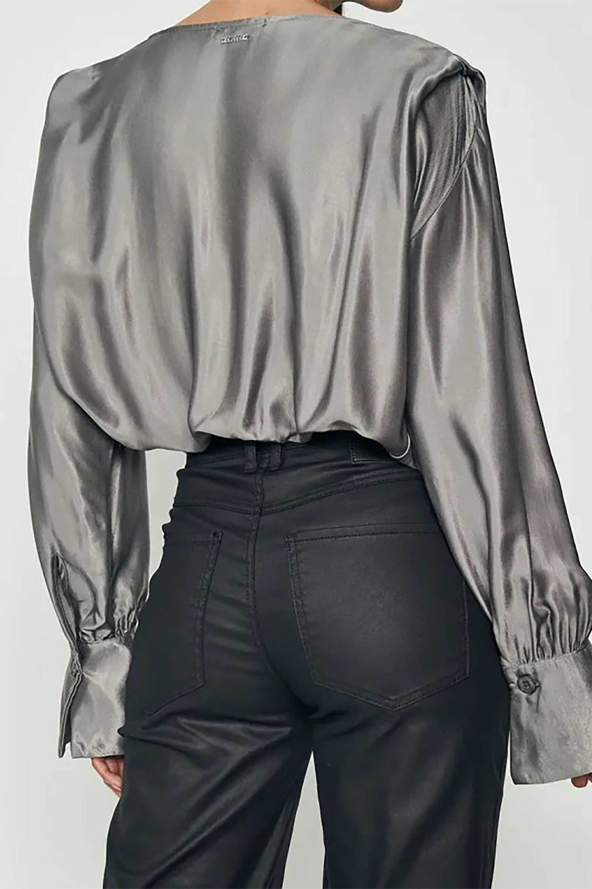 Colcci γυναικεία μπλούζα με boat λαιμόκοψη και μεταλλιζέ όψη - 360118350 Ασημί φωτογραφία