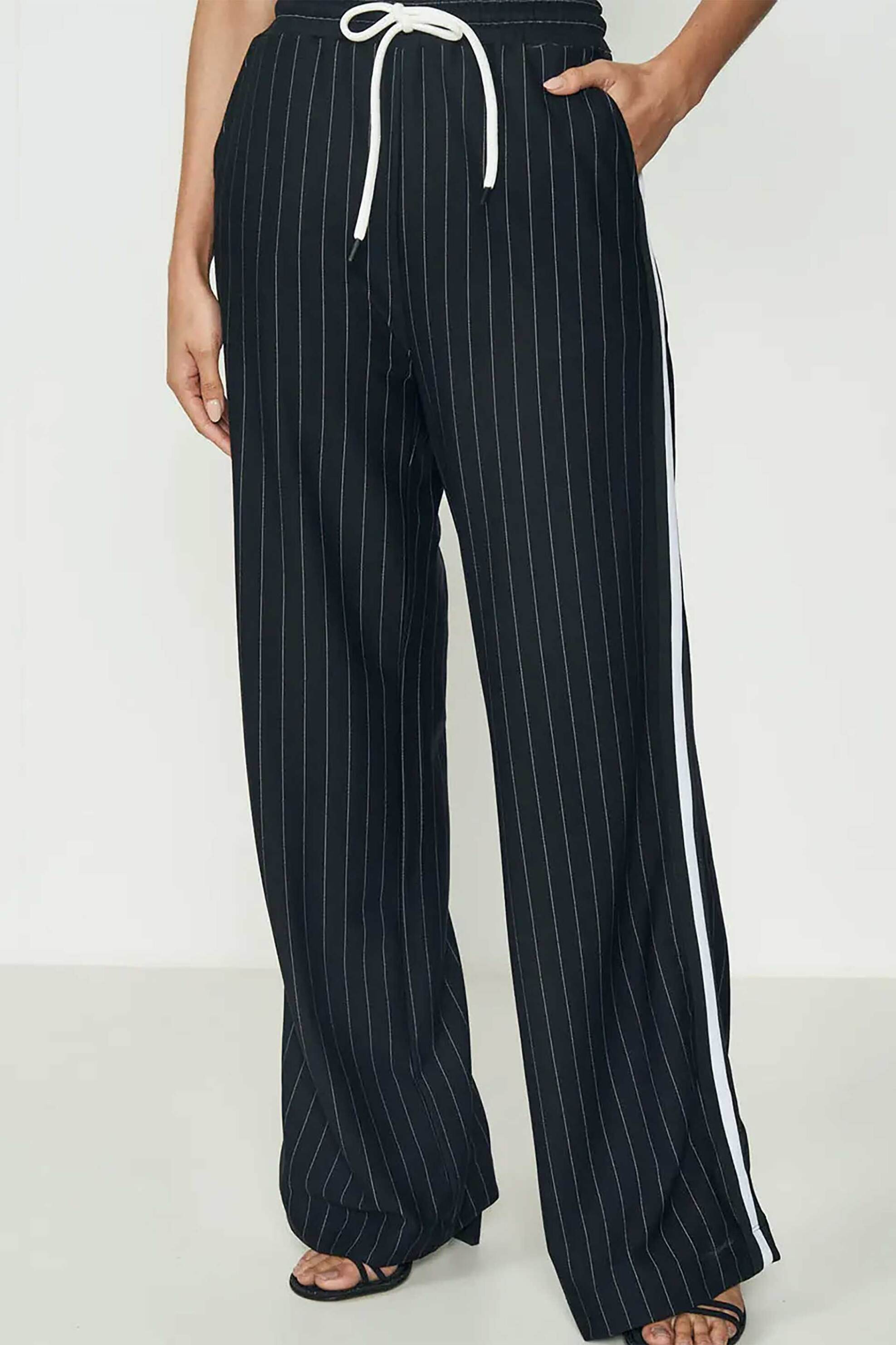 Colcci γυναικείο παντελόνι με ριγέ σχέδιο "Joana" - 20190262 Ασπρόμαυρο φωτογραφία