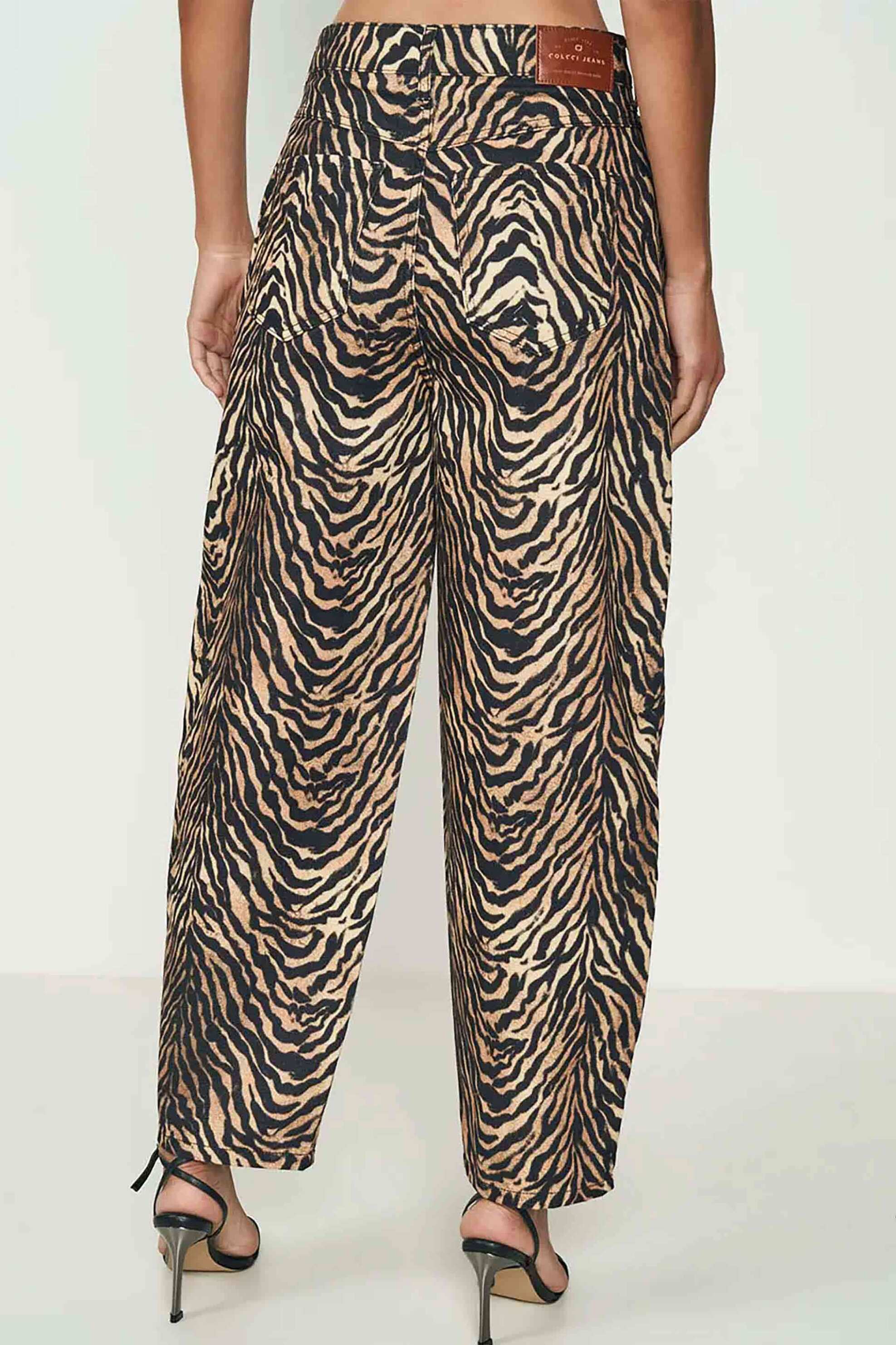 Colcci γυναικείο ψηλόμεσο τζιν παντελόνι με animal print Barrel Fit "Tokyo" - 21100426 Καφέ φωτογραφία