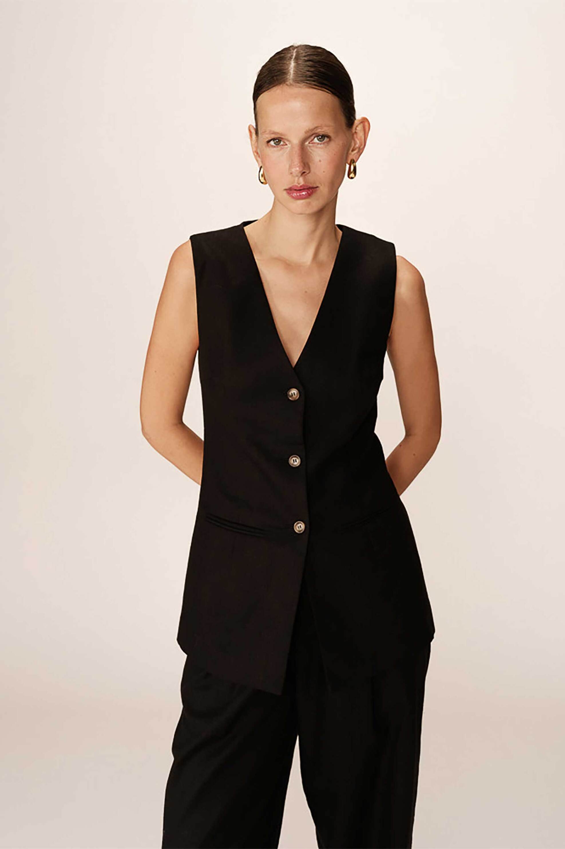Grace & Mila γυναικείο γιλέκο μονόχρωμο "Paz" - PAZ_12954/SS25 Μαύρο φωτογραφία