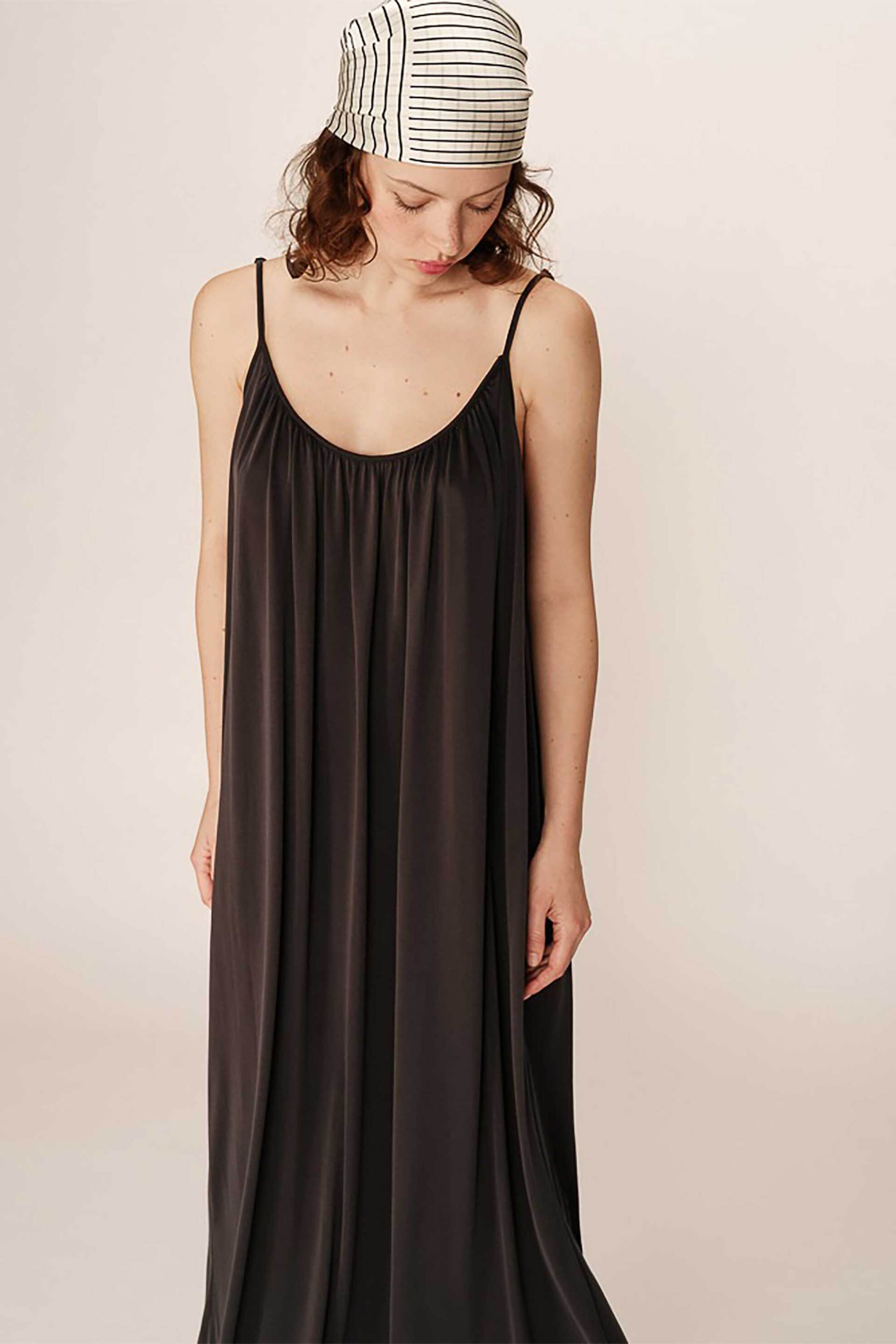 Grace & Mila γυναικείο midi φόρεμα μoνόχρωμο "Pivoine" - PIVOINE_13119/SS25 Ανθρακί φωτογραφία