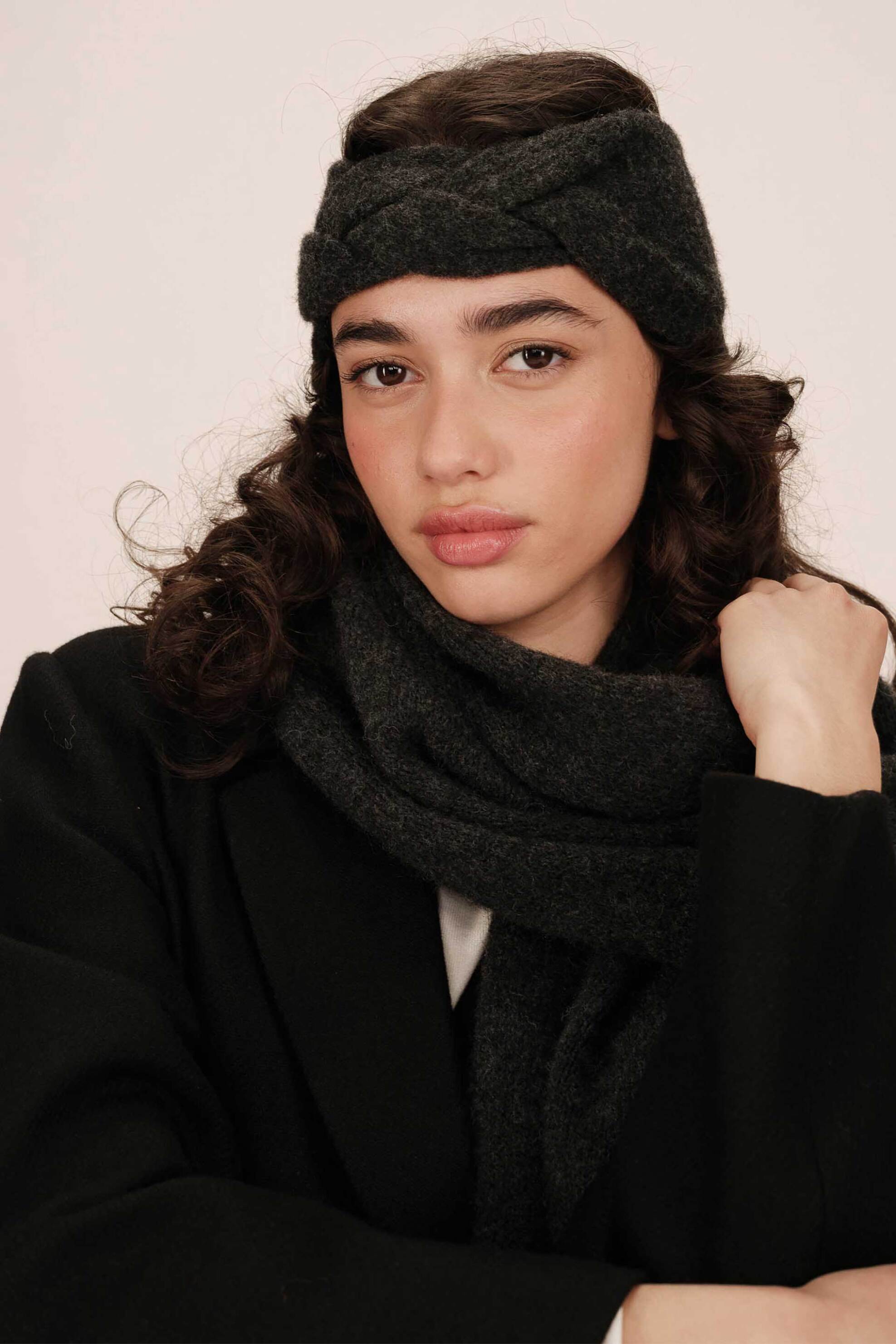 GRACE & MILA Grace & Mila γυναικεία πλεκτή κορδέλα για τα μαλλιά "Sana" - SANA/FW25 Ανθρακί