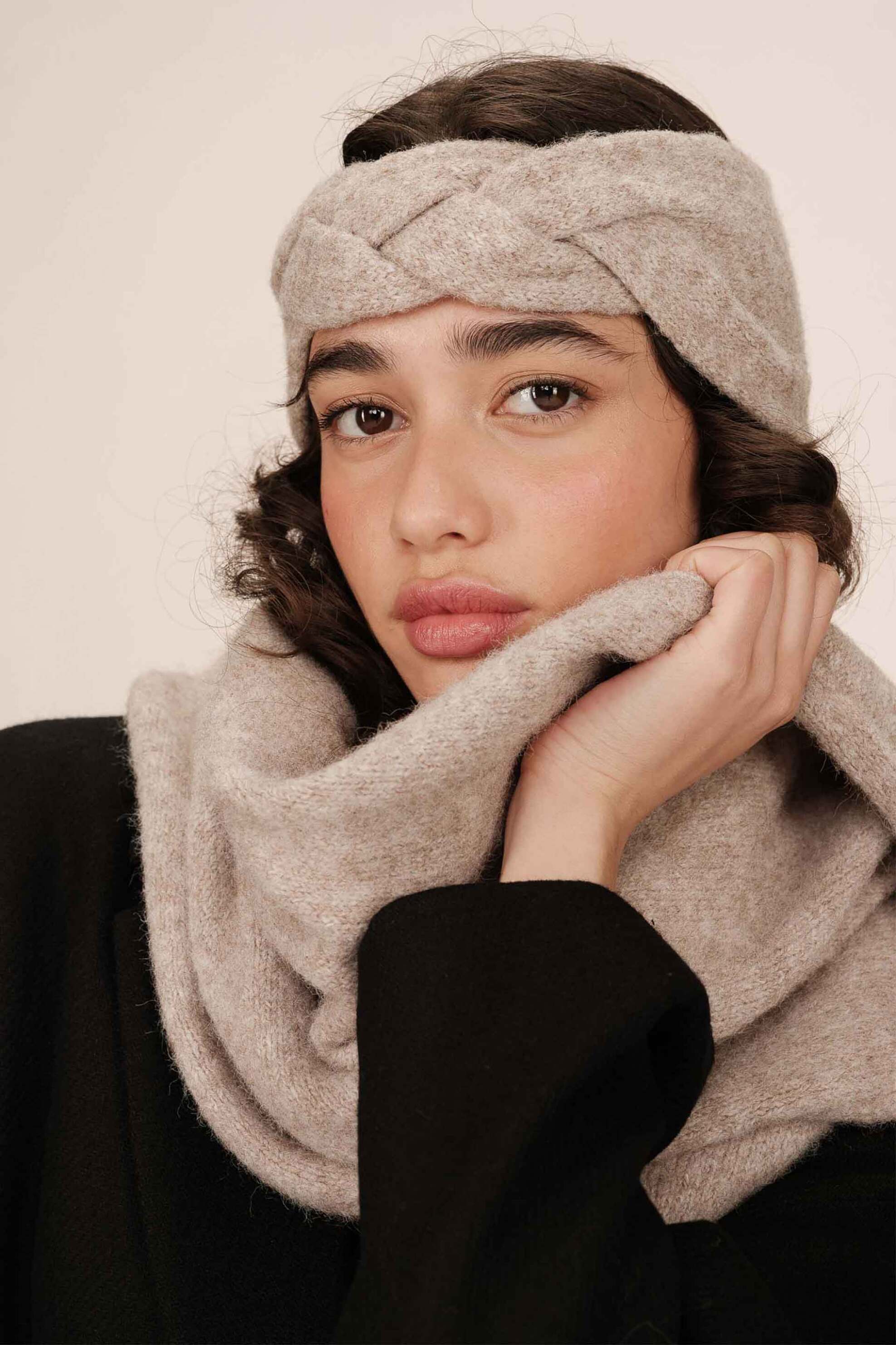 GRACE & MILA Grace & Mila γυναικεία πλεκτή κορδέλα για τα μαλλιά "Sana" - SANA/FW25 Taupe