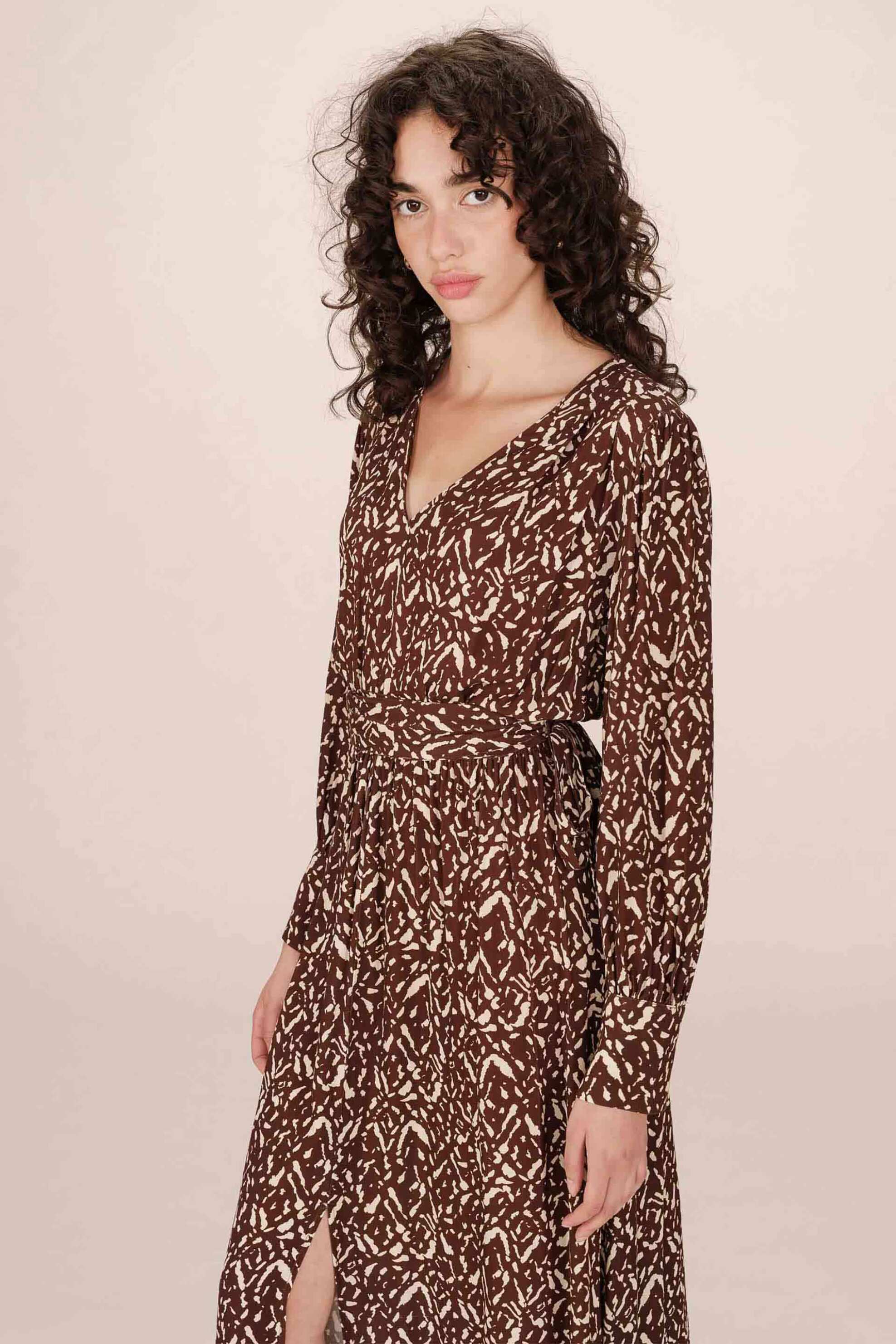 Grace & Mila γυναικείο maxi φόρεμα με all-over abstract print "Soissons" - SOISSON/FW25 Καφέ Σκούρο φωτογραφία