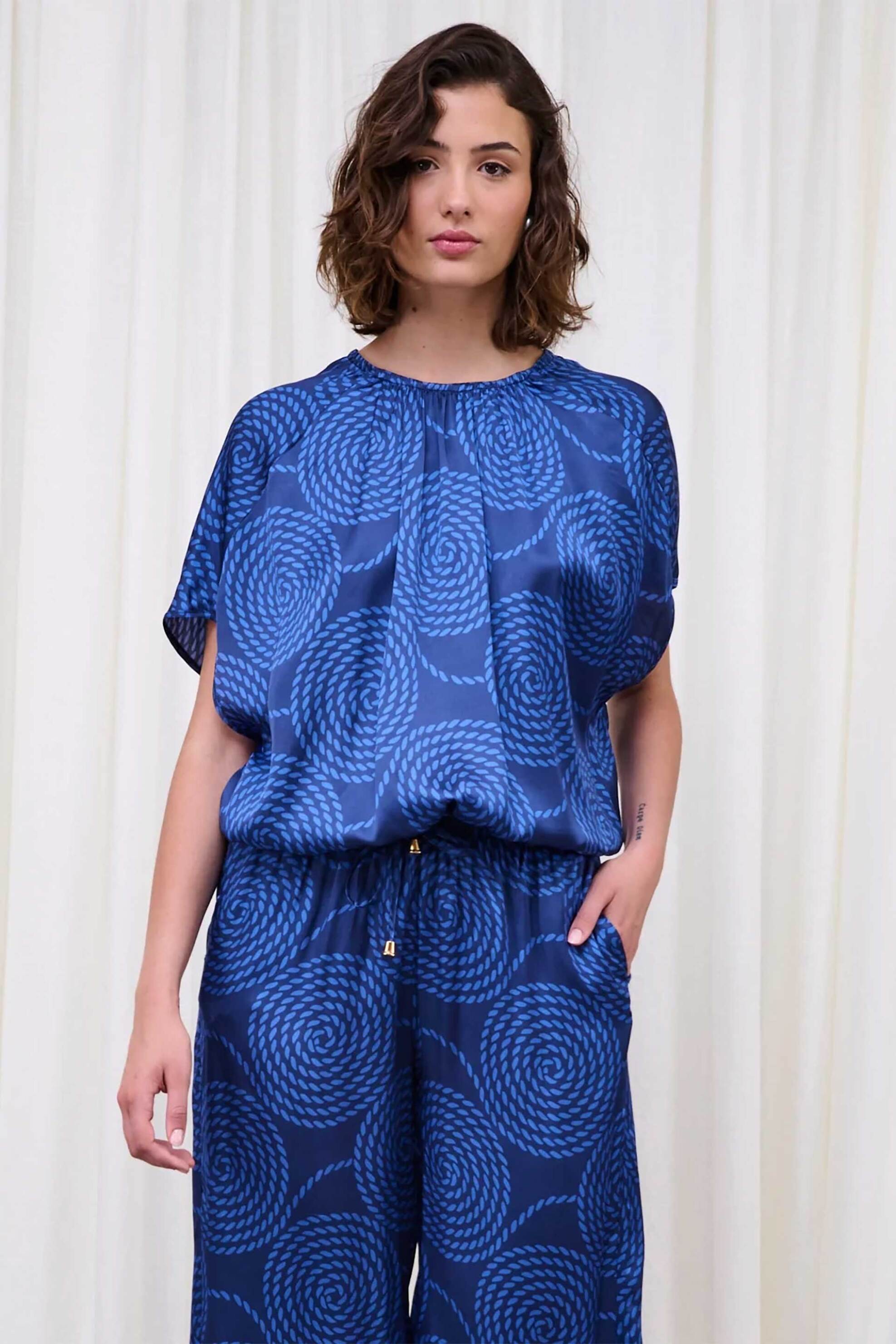 CAPETANISSA Capetanissa γυναικεία μπλούζα με print και σατέν όψη Relaxed Fit "Echo" - CP142A01SAP Μπλε Σκούρο