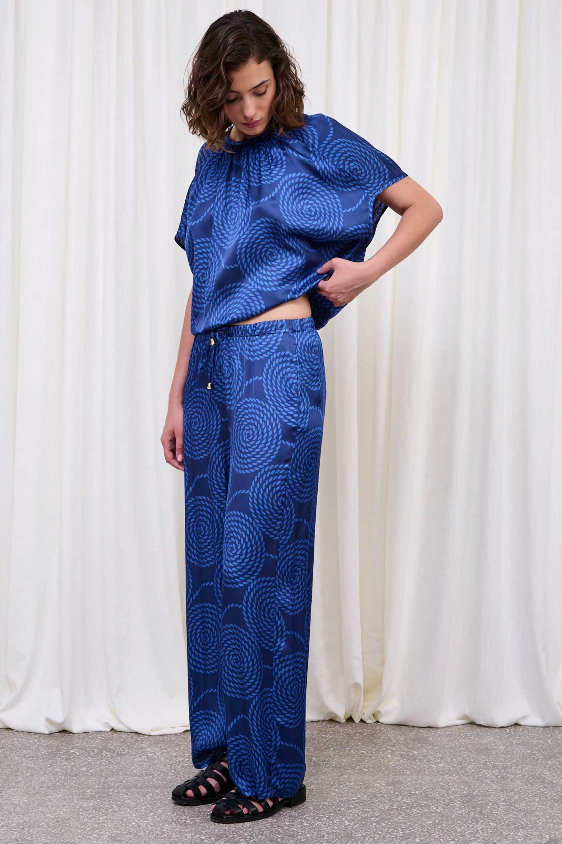 Capetanissa γυναικεία μπλούζα με print και σατέν όψη Relaxed Fit "Echo" - CP142A01SAP Μπλε Σκούρο φωτογραφία