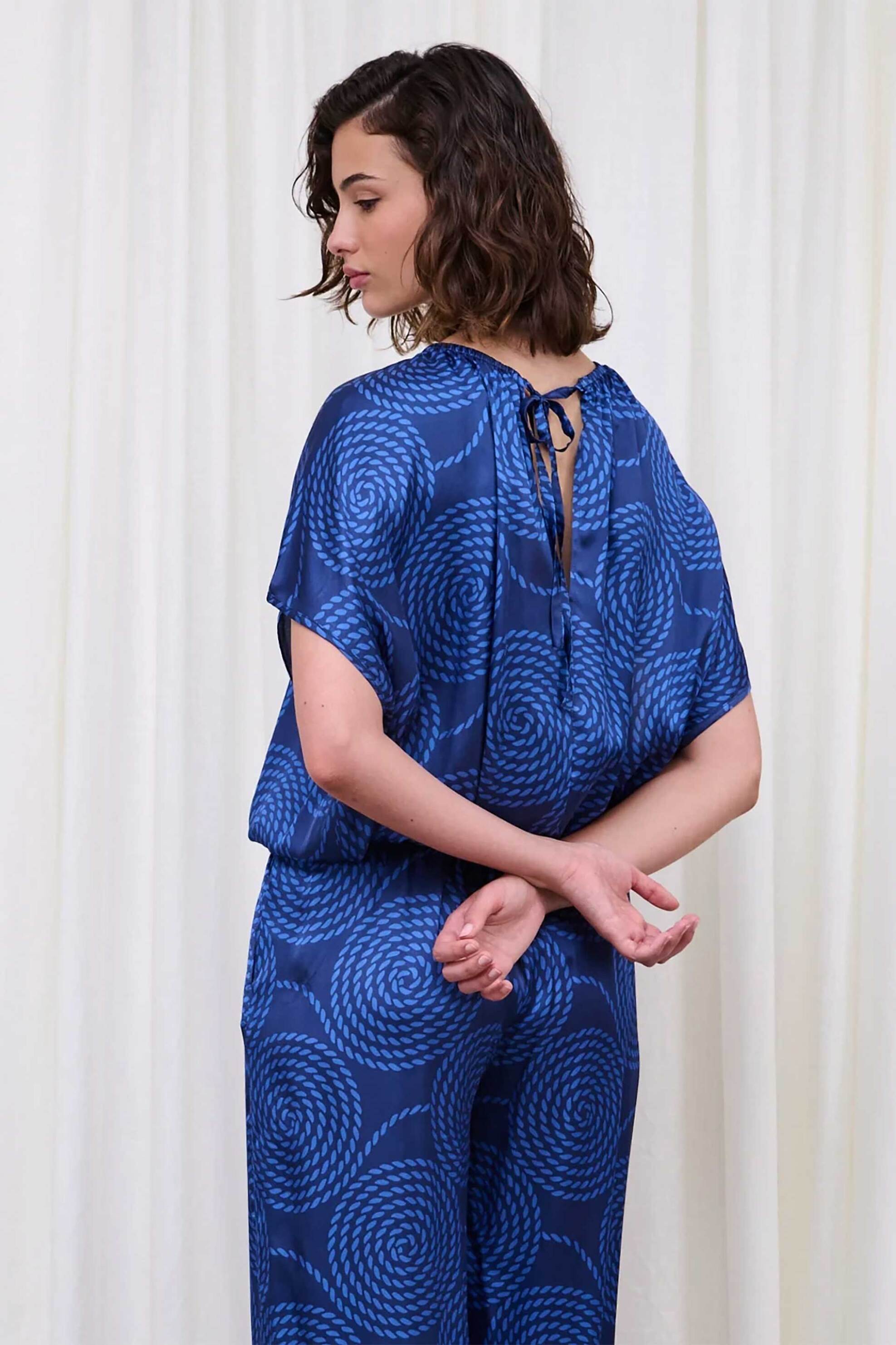 Capetanissa γυναικεία μπλούζα με print και σατέν όψη Relaxed Fit "Echo" - CP142A01SAP Μπλε Σκούρο φωτογραφία