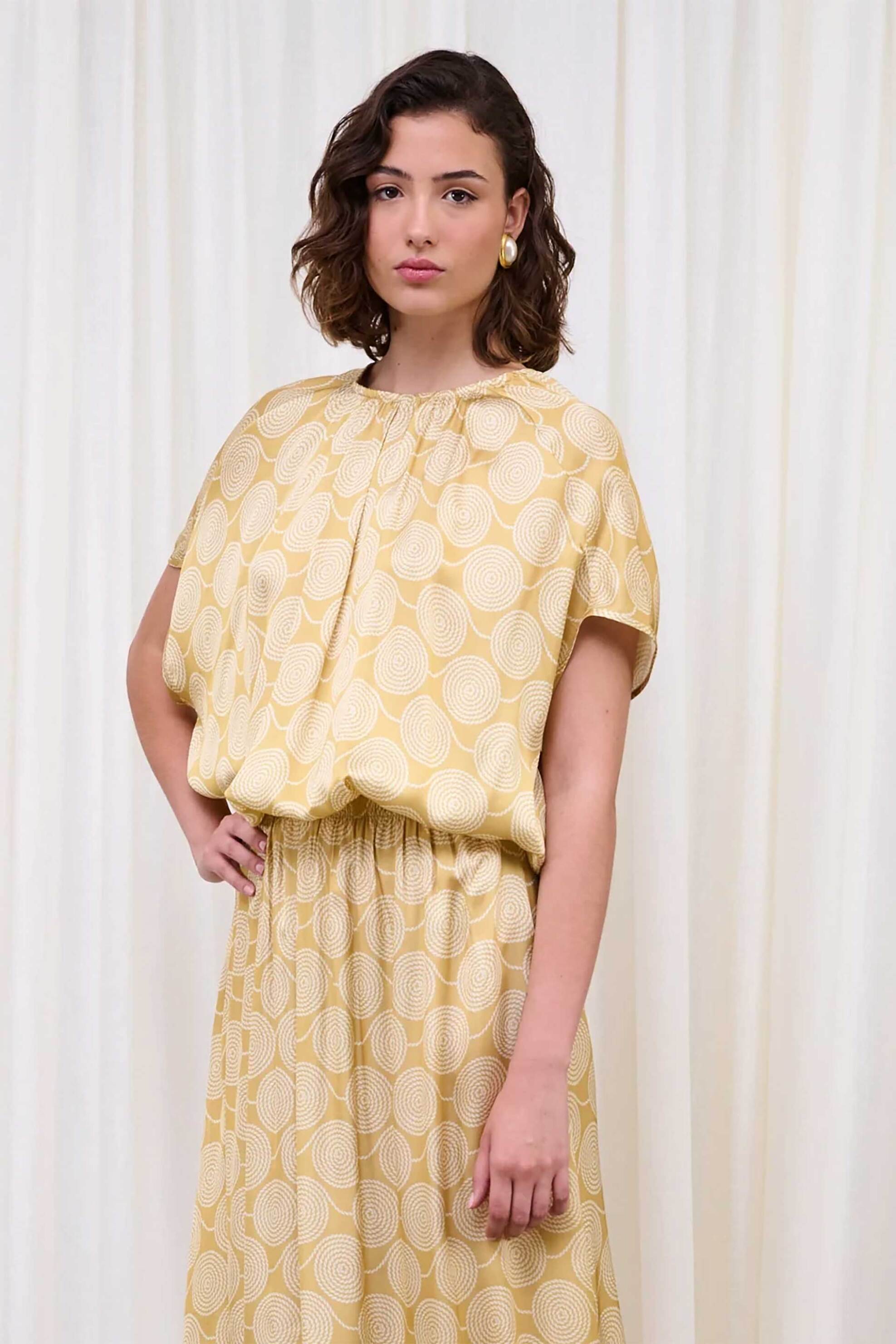 Capetanissa γυναικεία μπλούζα με print και σατέν όψη Relaxed Fit "Echo" - CP142A01SAP Χρυσό φωτογραφία