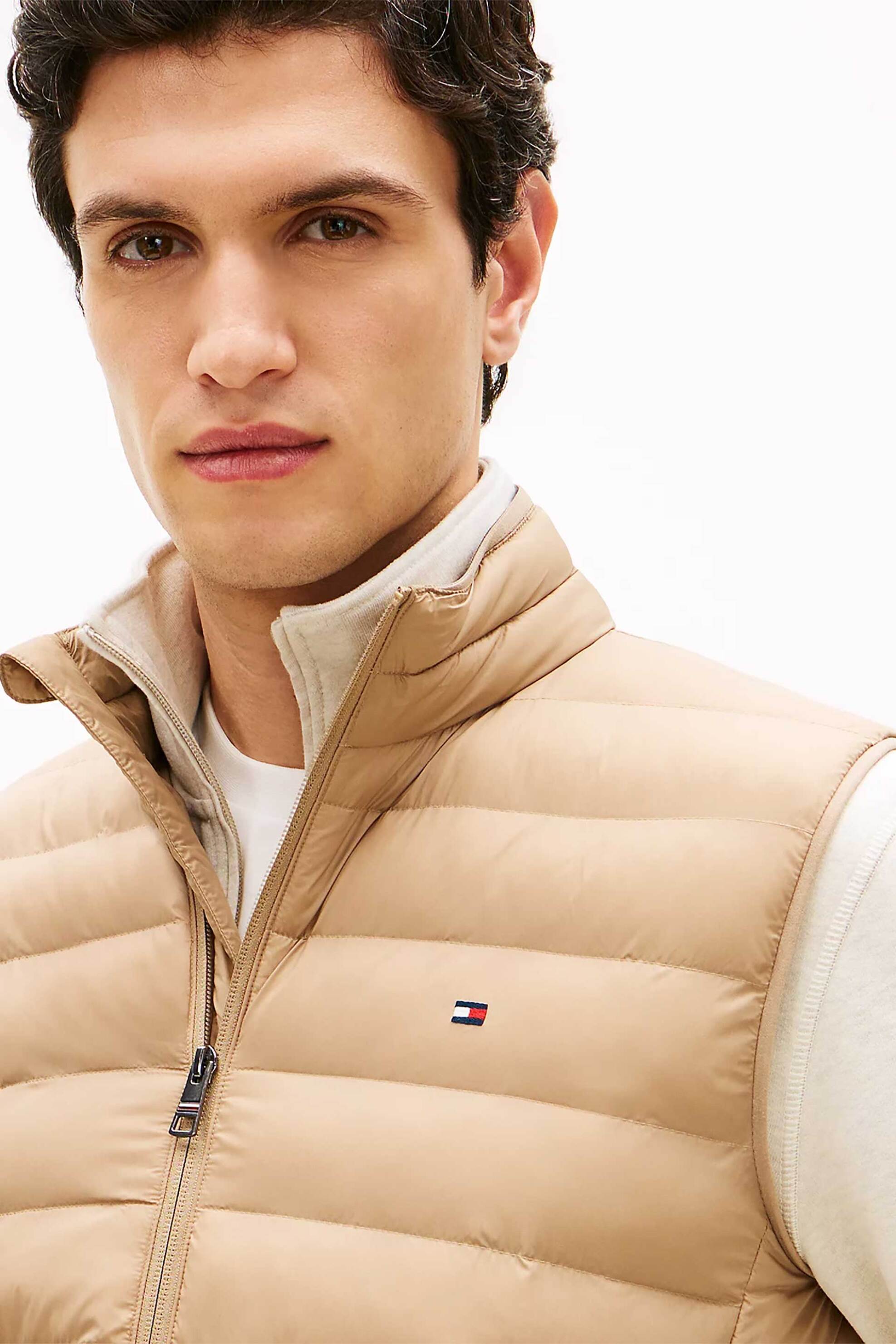 Tommy Hilfiger ανδρικό αμάνικο μπουφάν με καπιτονέ σχέδιο και κεντημένο logo flag Regular Fit - MW0MW37677 Μπεζ φωτογραφία