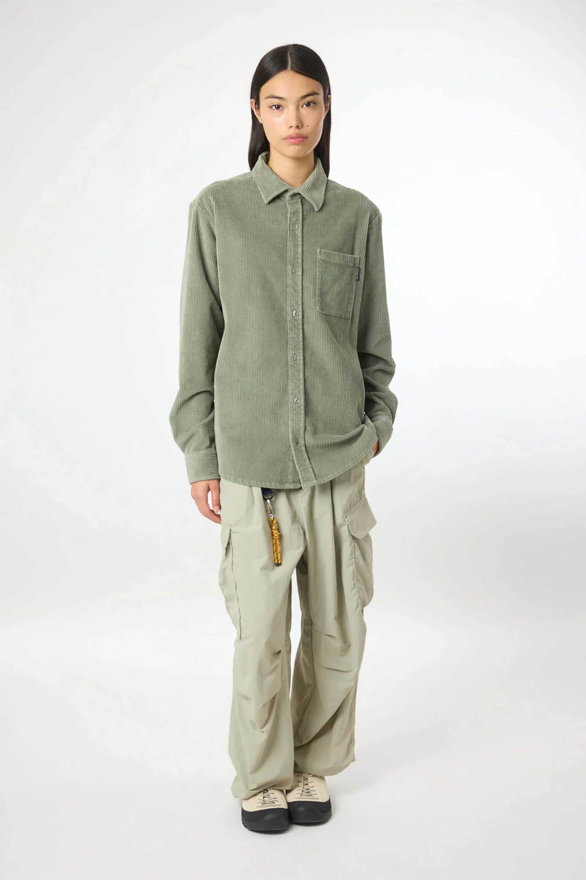 Blue Banana unisex overshirt κοτλέ Regular Fit "River" - AW25UG009RIVGR17/FW25 Χακί φωτογραφία