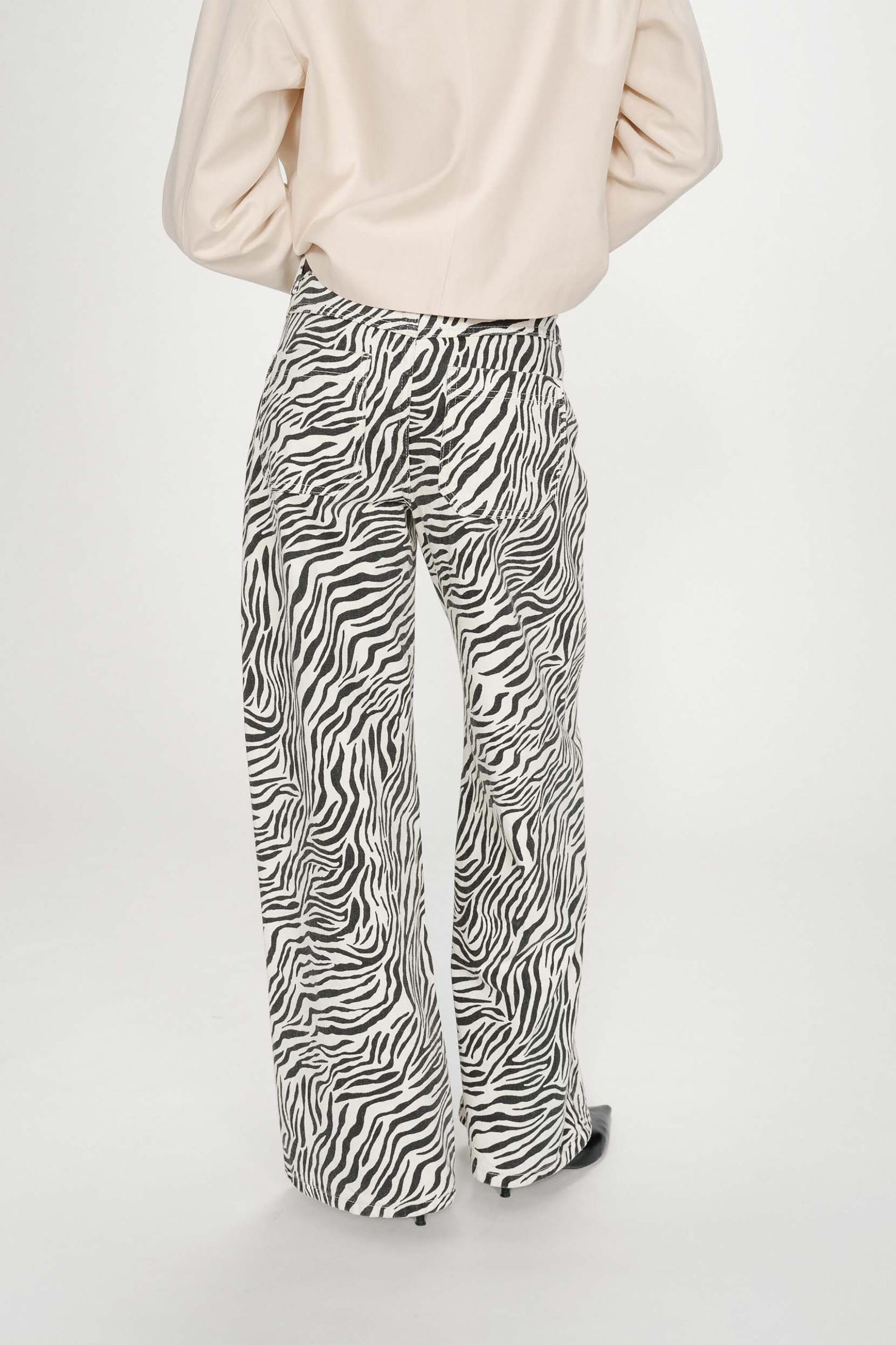GRACE & MILA Grace & Mila γυναικείο τζιν παντελόνι με animal print Loose Fit "Socca" - SOCCA/SS26 Ασπρόμαυρο - 3