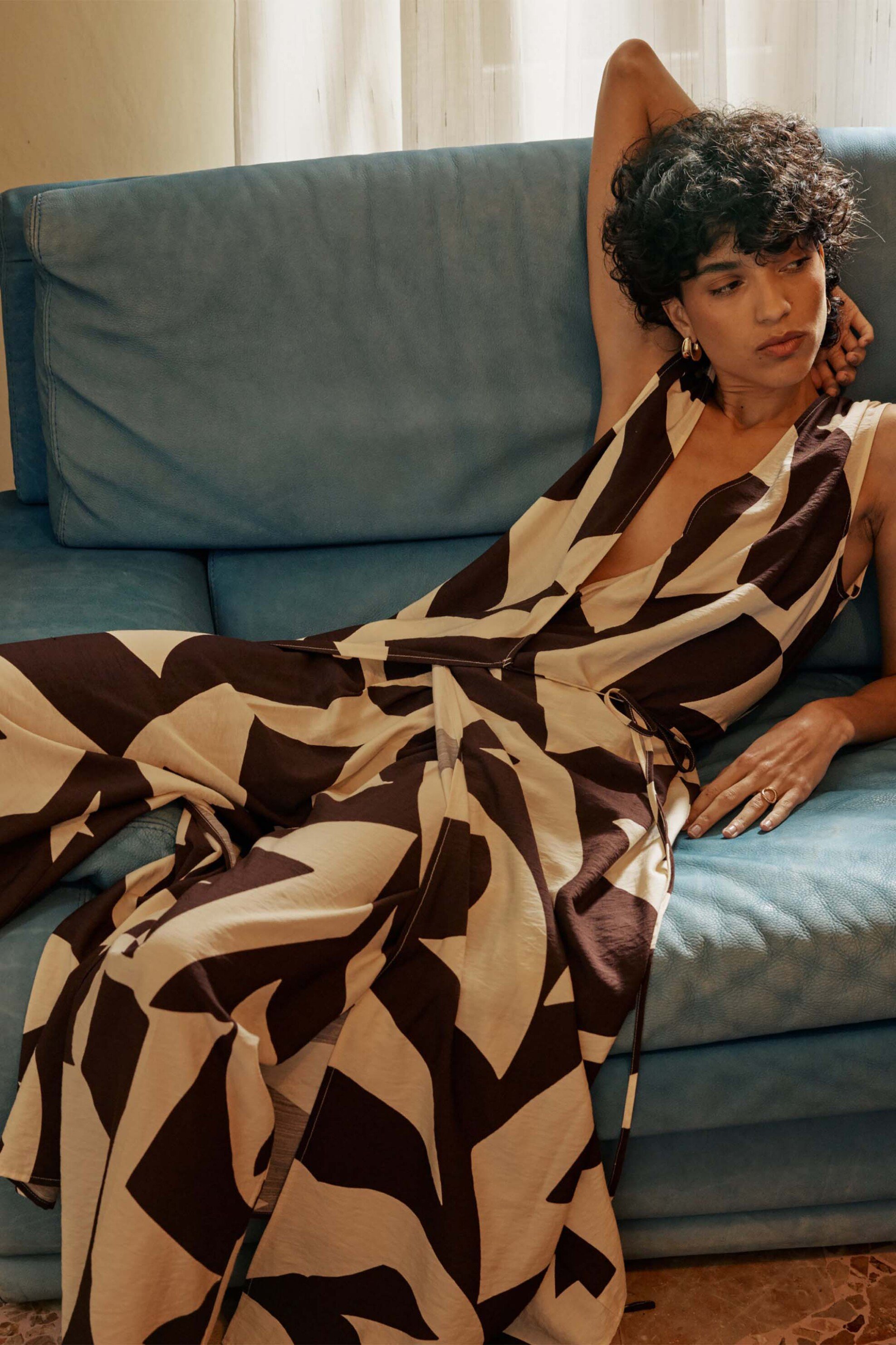 Grace & Mila γυναικείο midi αμάνικο φόρεμα σεμιζιέ με all-over print κρουαζέ "Velline" - VELLINE/SS26 Καφέ