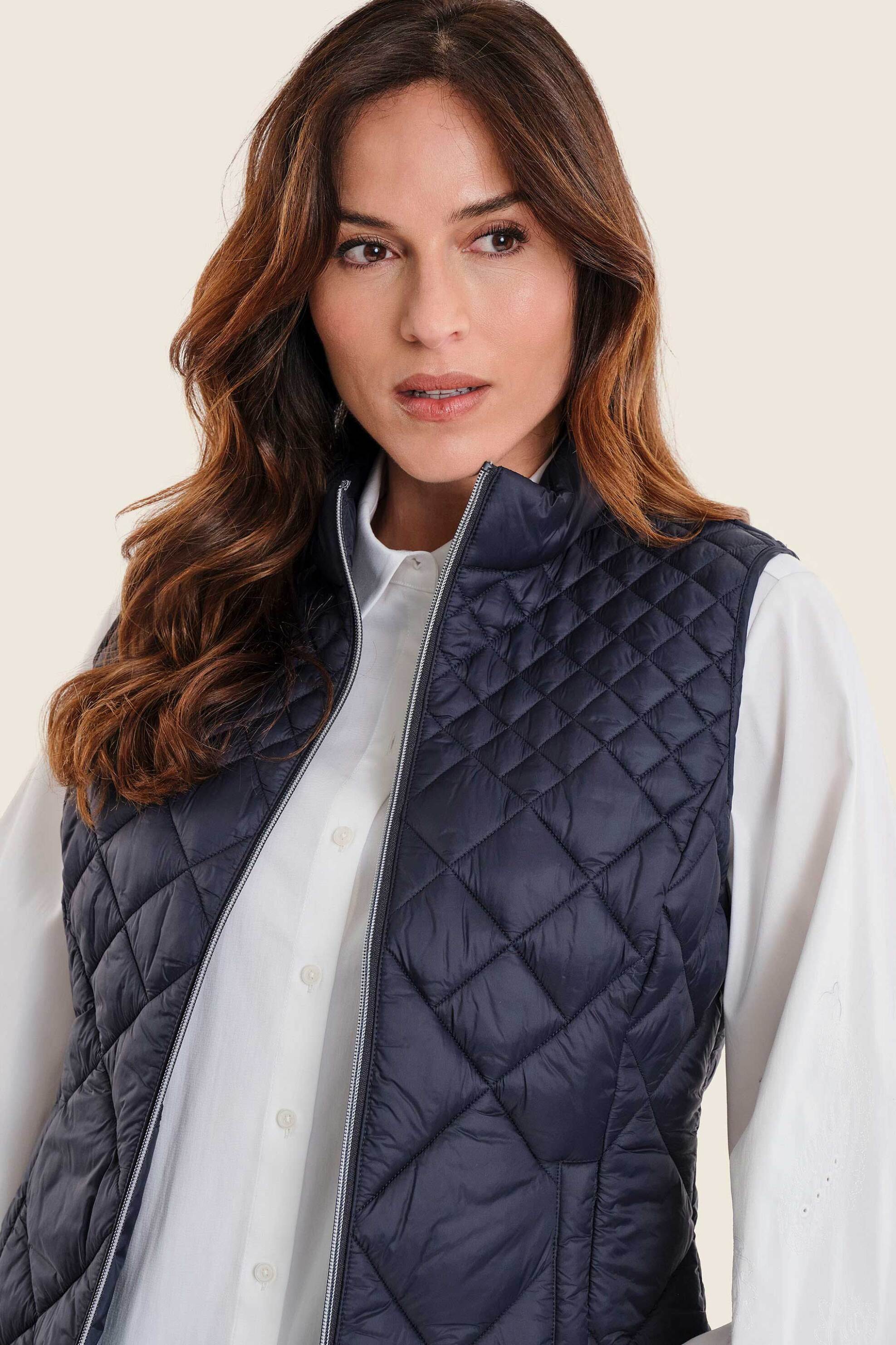Gerry Weber γυναικείο αμάνικο μπουφάν με καπιτονέ σχέδιο και ψηλό λαιμό - N74770734038 Μπλε Σκούρο