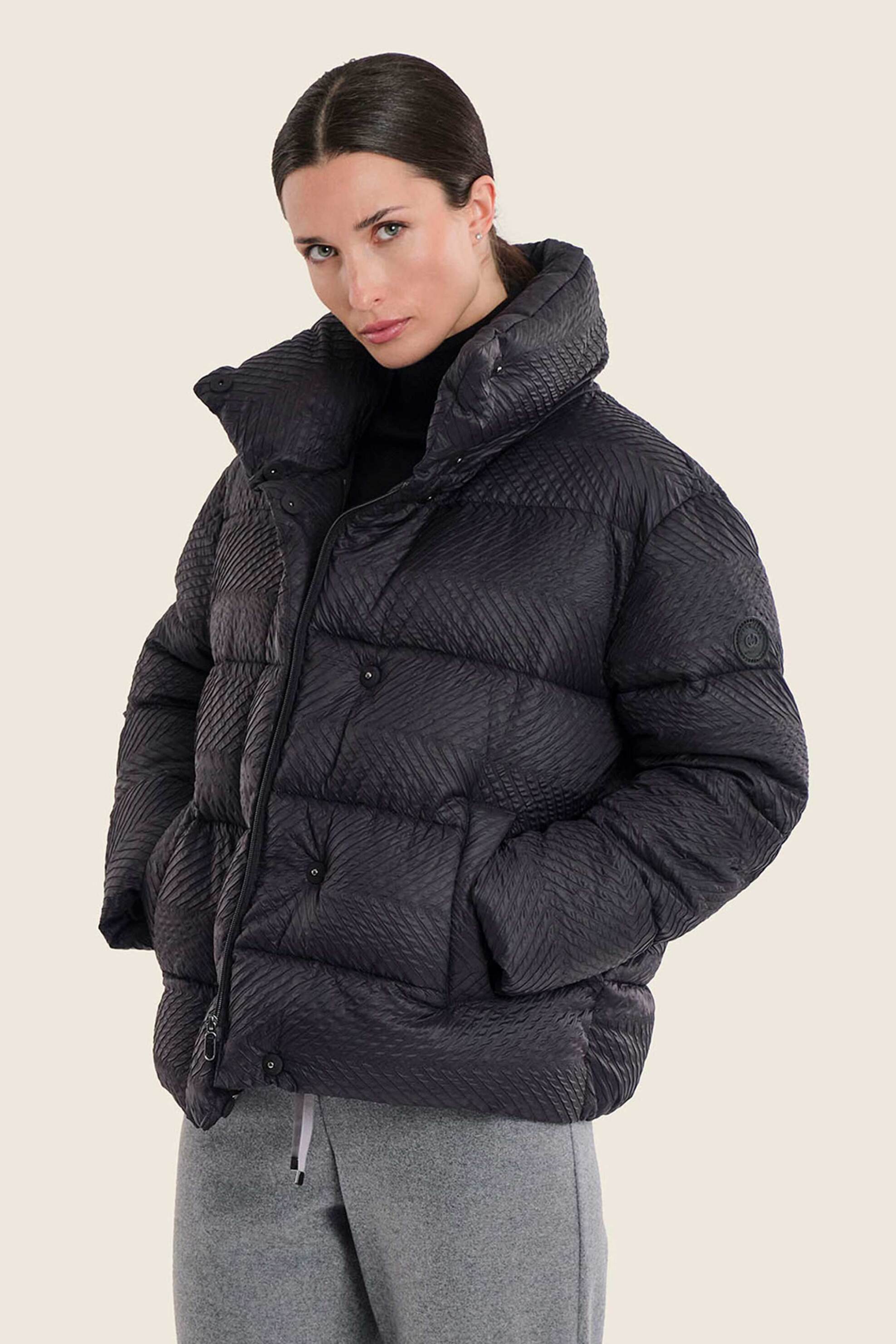GERRY WEBER Gerry Weber γυναικείο puffer μπουφάν με ανάγλυφο σχέδιο και ψηλό λαιμό - N78105120038 Μαύρο
