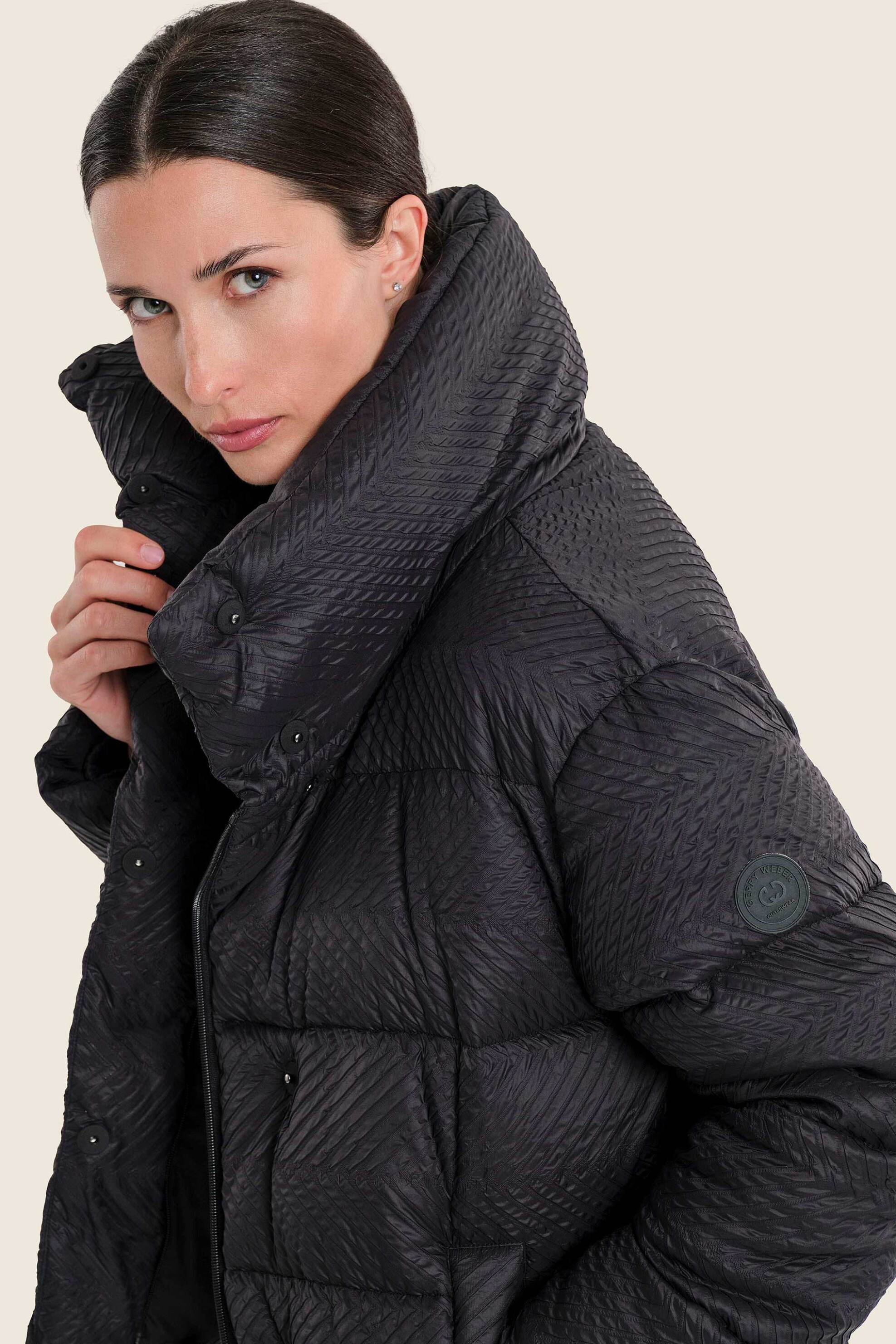 GERRY WEBER Gerry Weber γυναικείο puffer μπουφάν με ανάγλυφο σχέδιο και ψηλό λαιμό - N78105120038 Μαύρο - 2